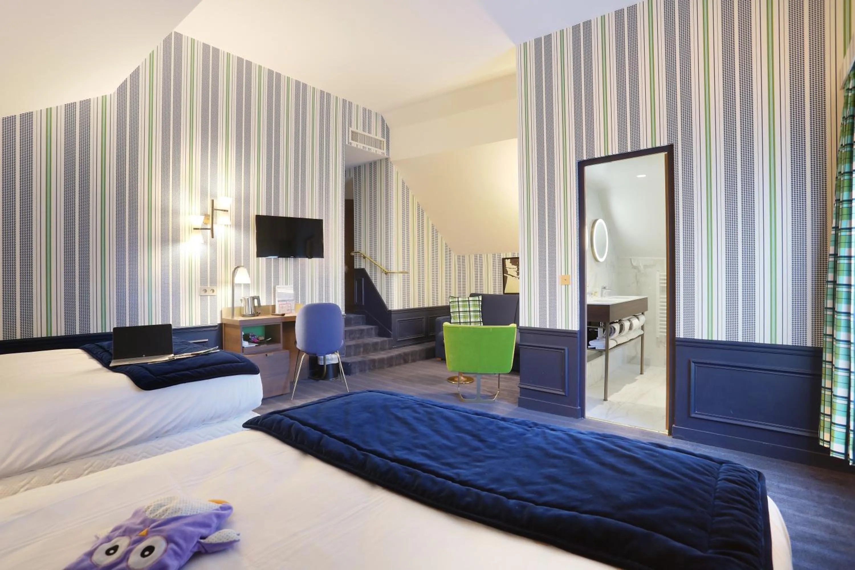 Staff, Bed in Hôtel du Cheval Blanc - Paris Marne La Vallée