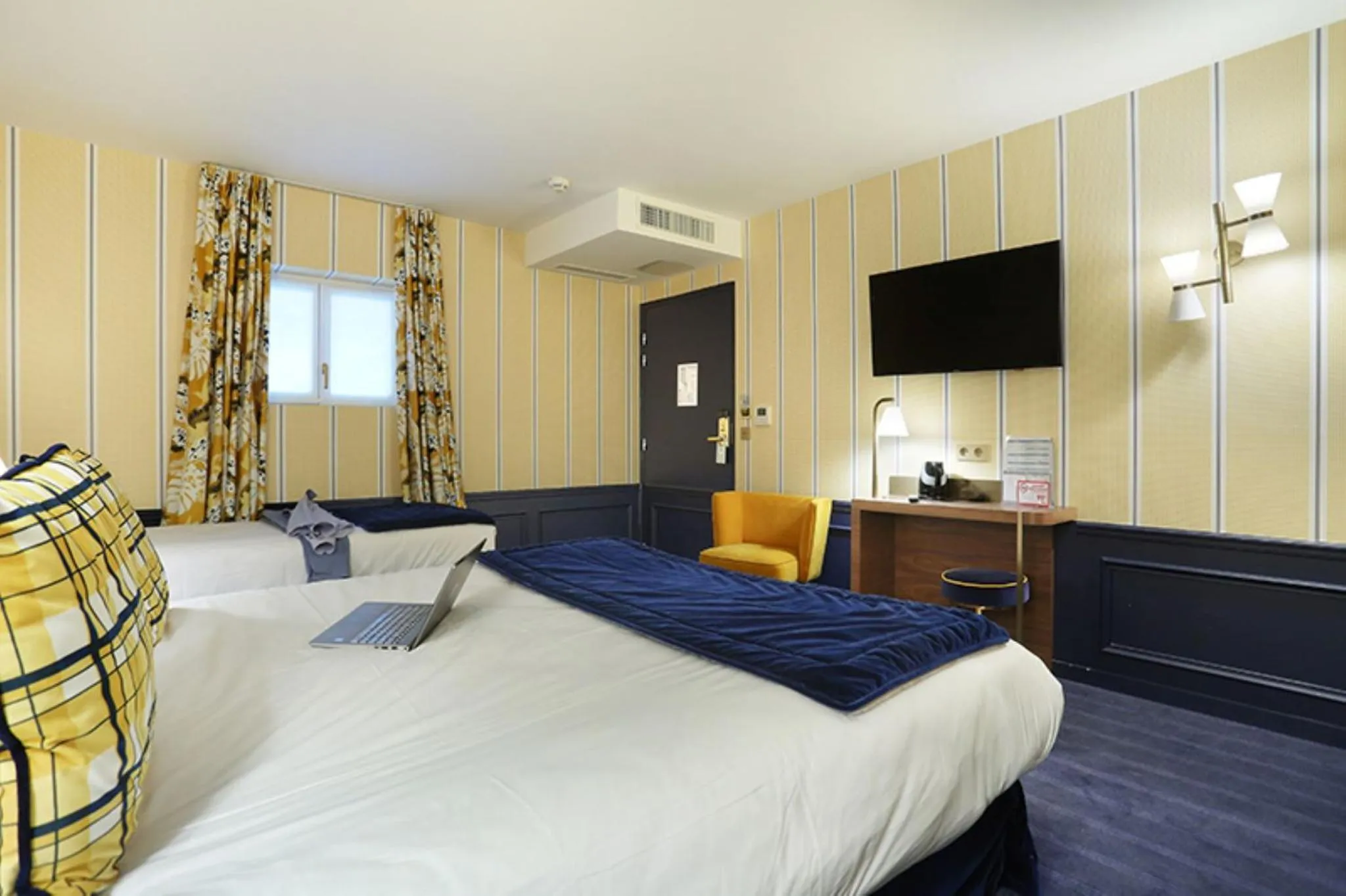 Bed in Hôtel du Cheval Blanc - Paris Marne La Vallée