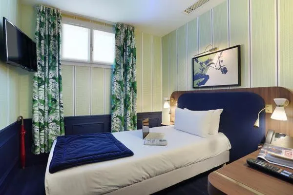 Bedroom, Bed in Hôtel du Cheval Blanc - Paris Marne La Vallée