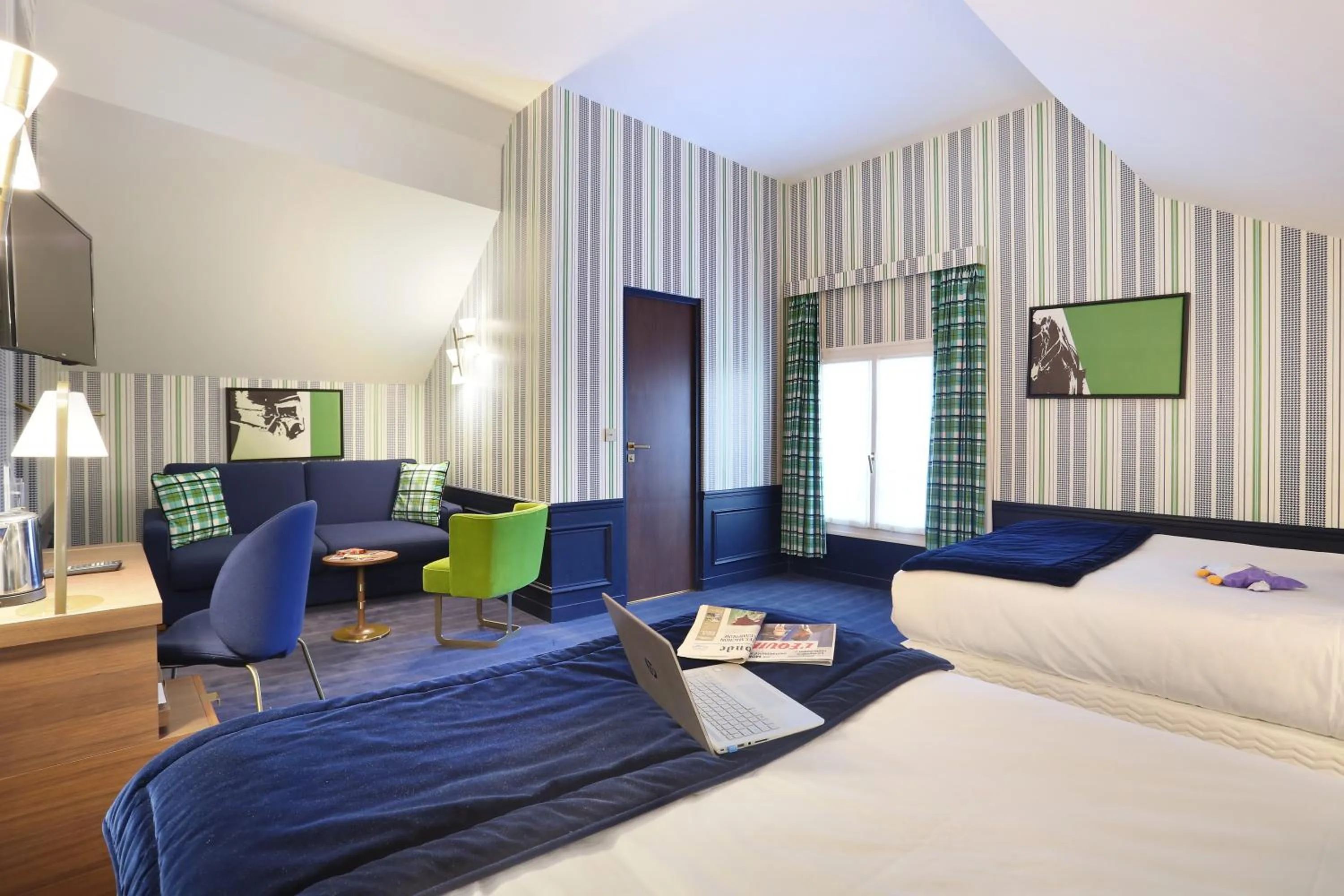 Staff, Bed in Hôtel du Cheval Blanc - Paris Marne La Vallée