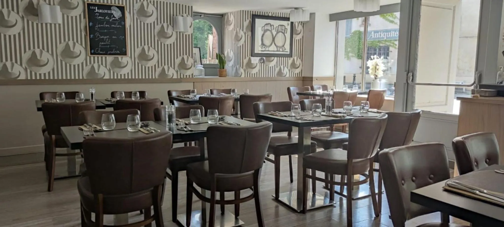 Restaurant/places to eat in Hôtel du Cheval Blanc - Paris Marne La Vallée