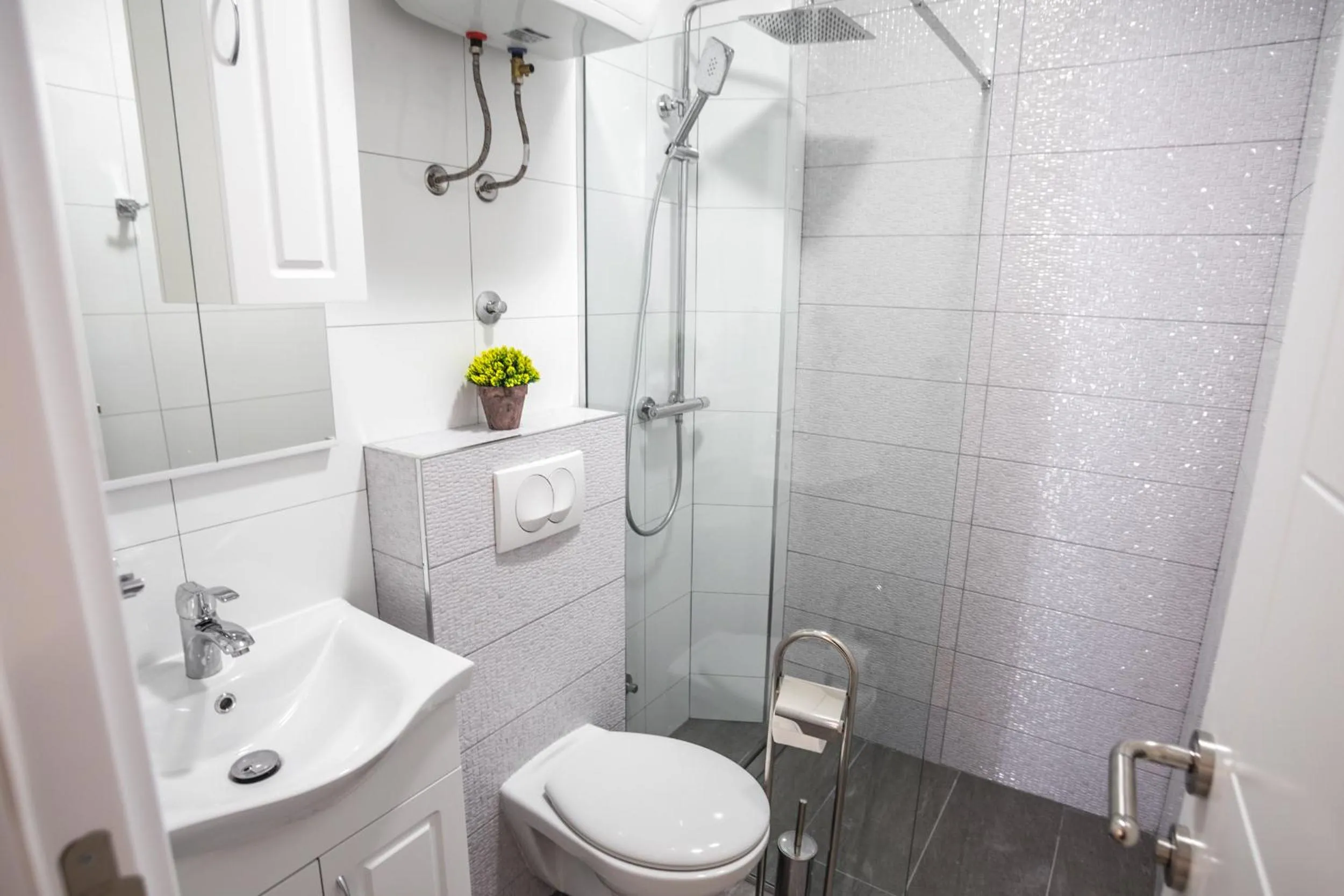 Shower in Hotel Sara