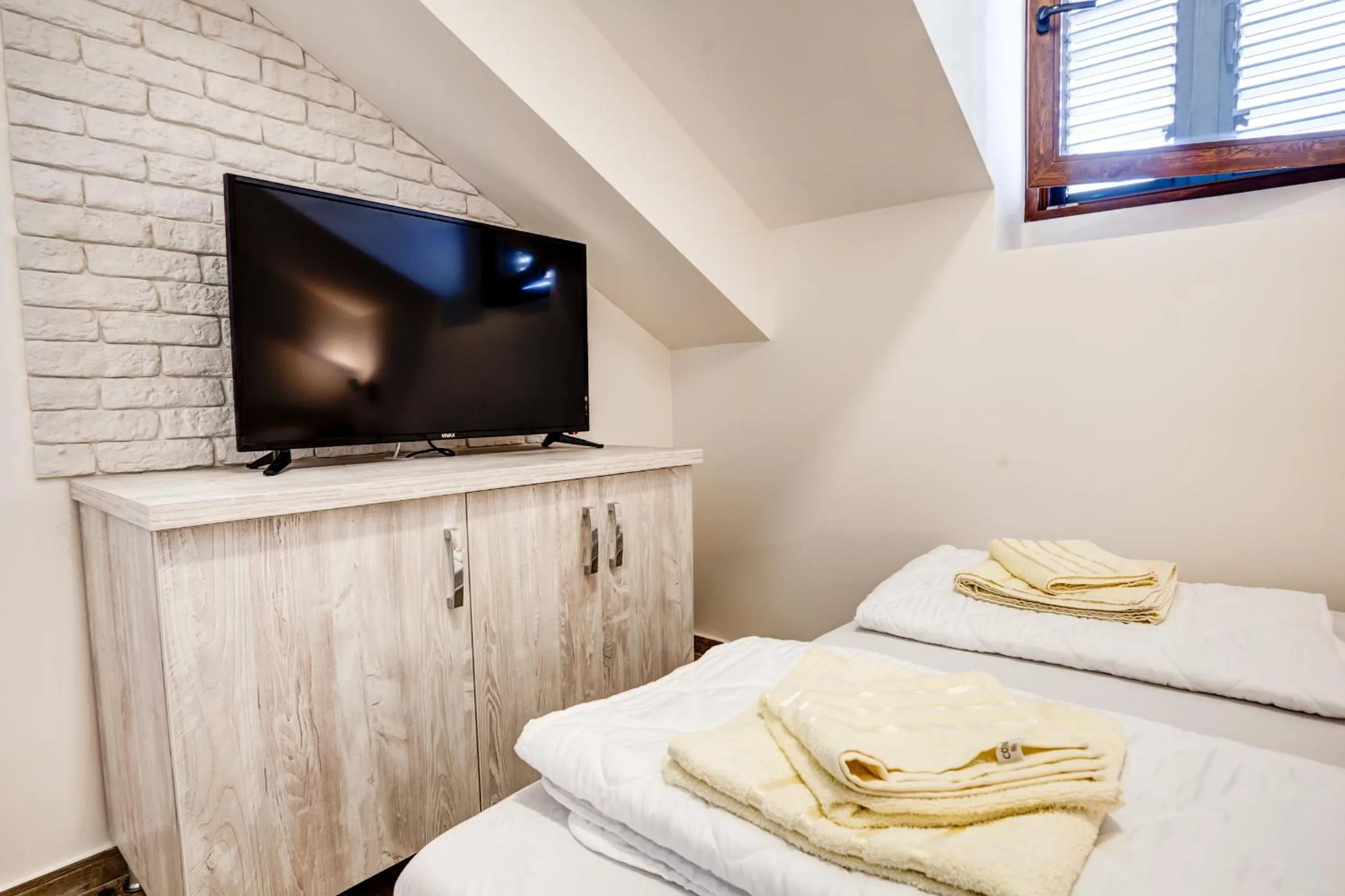 Communal lounge/ TV room, Bed in Hotel Sara