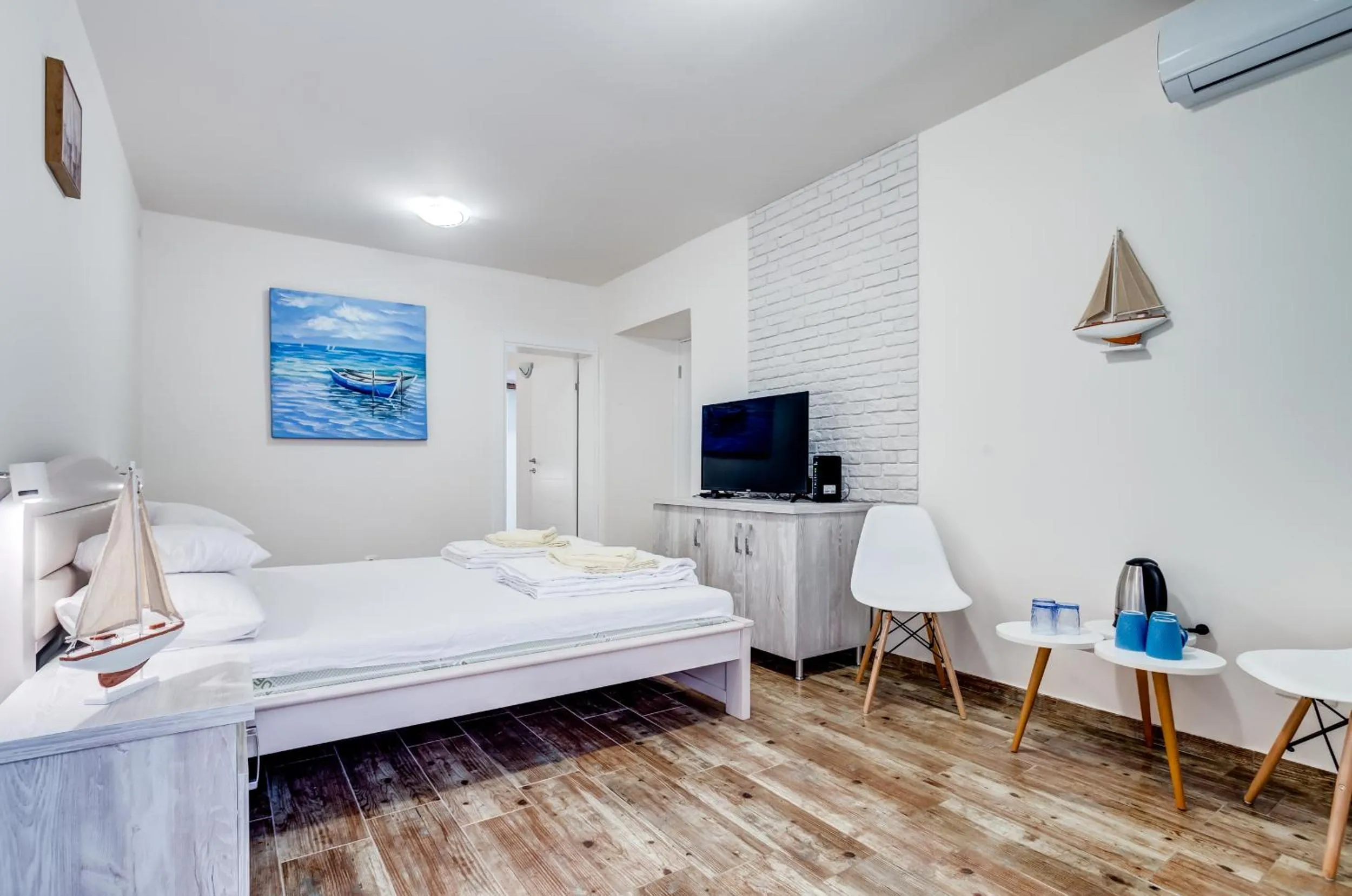 Photo of the whole room, Bed in Hotel Sara