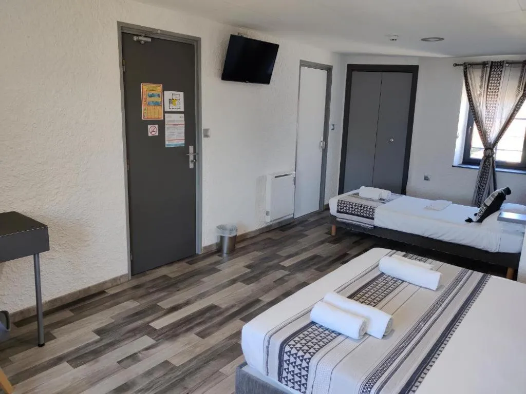 Photo of the whole room, Bed in Hotel Les Voyageurs - Vogüé