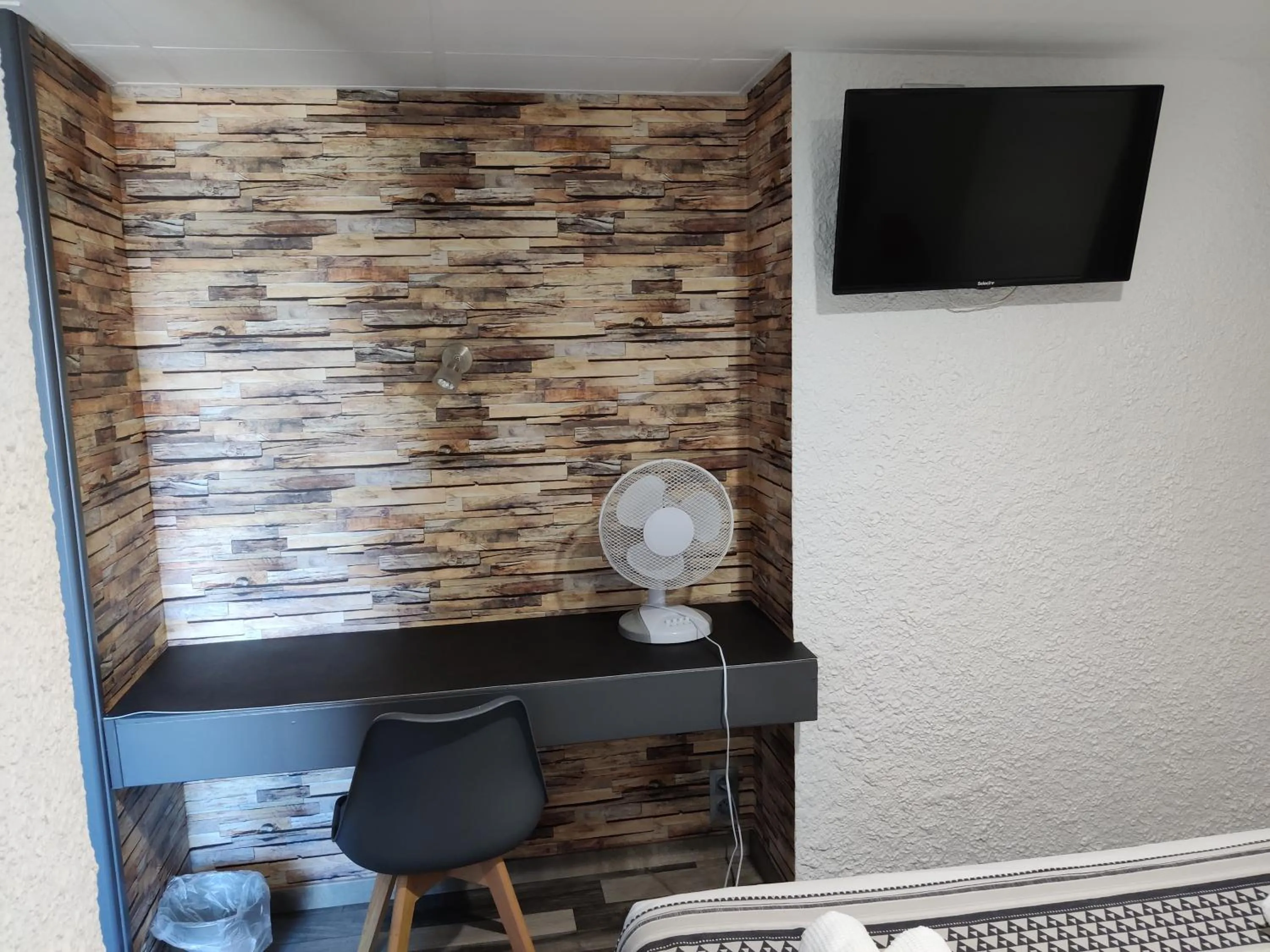 Photo of the whole room in Hotel Les Voyageurs - Vogüé