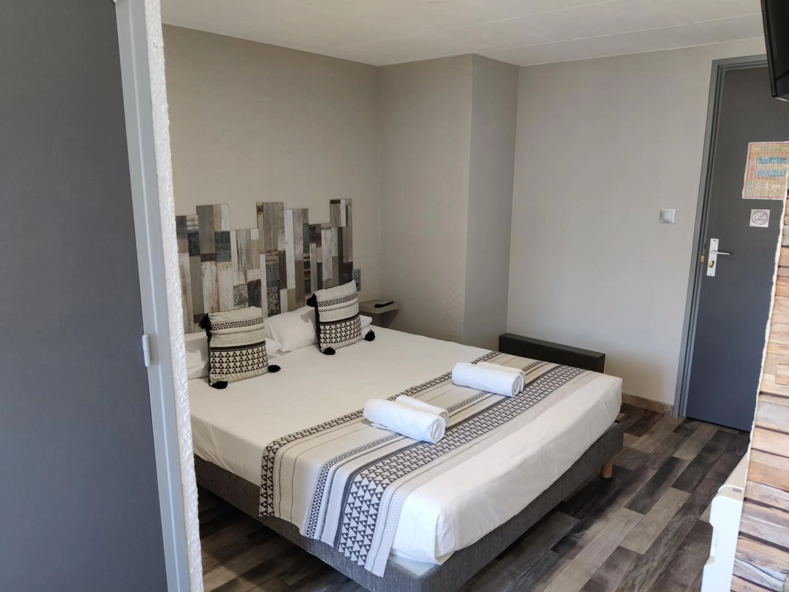 Bed in Hotel Les Voyageurs - Vogüé