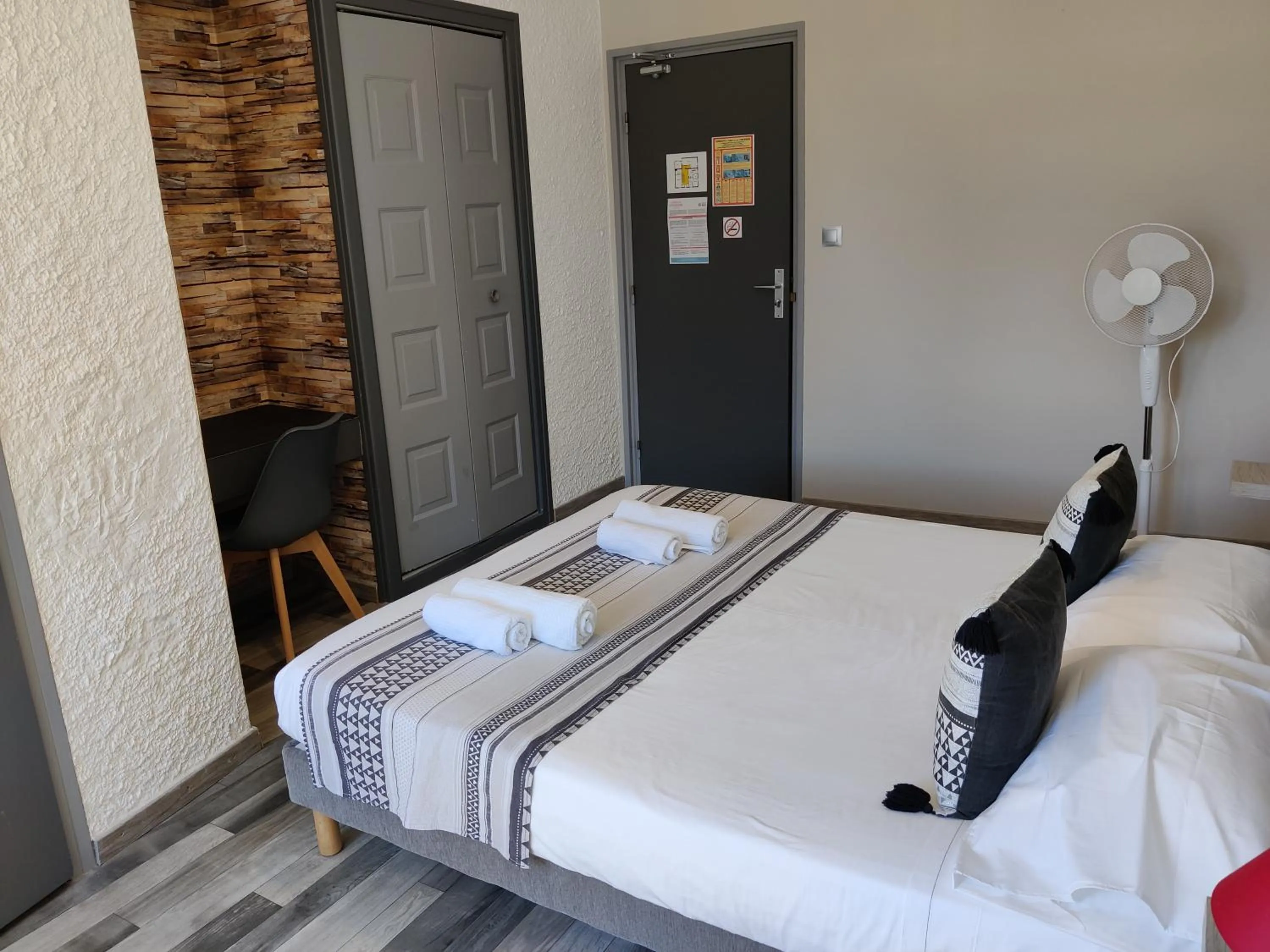 Bed in Hotel Les Voyageurs - Vogüé