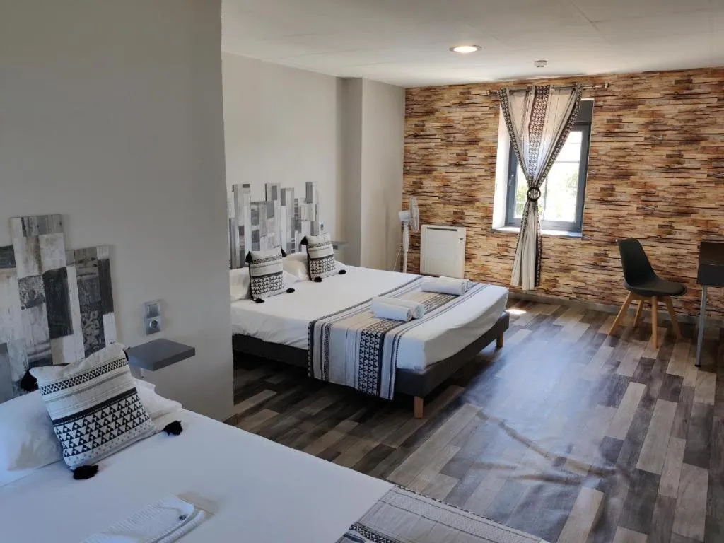 Photo of the whole room, Bed in Hotel Les Voyageurs - Vogüé