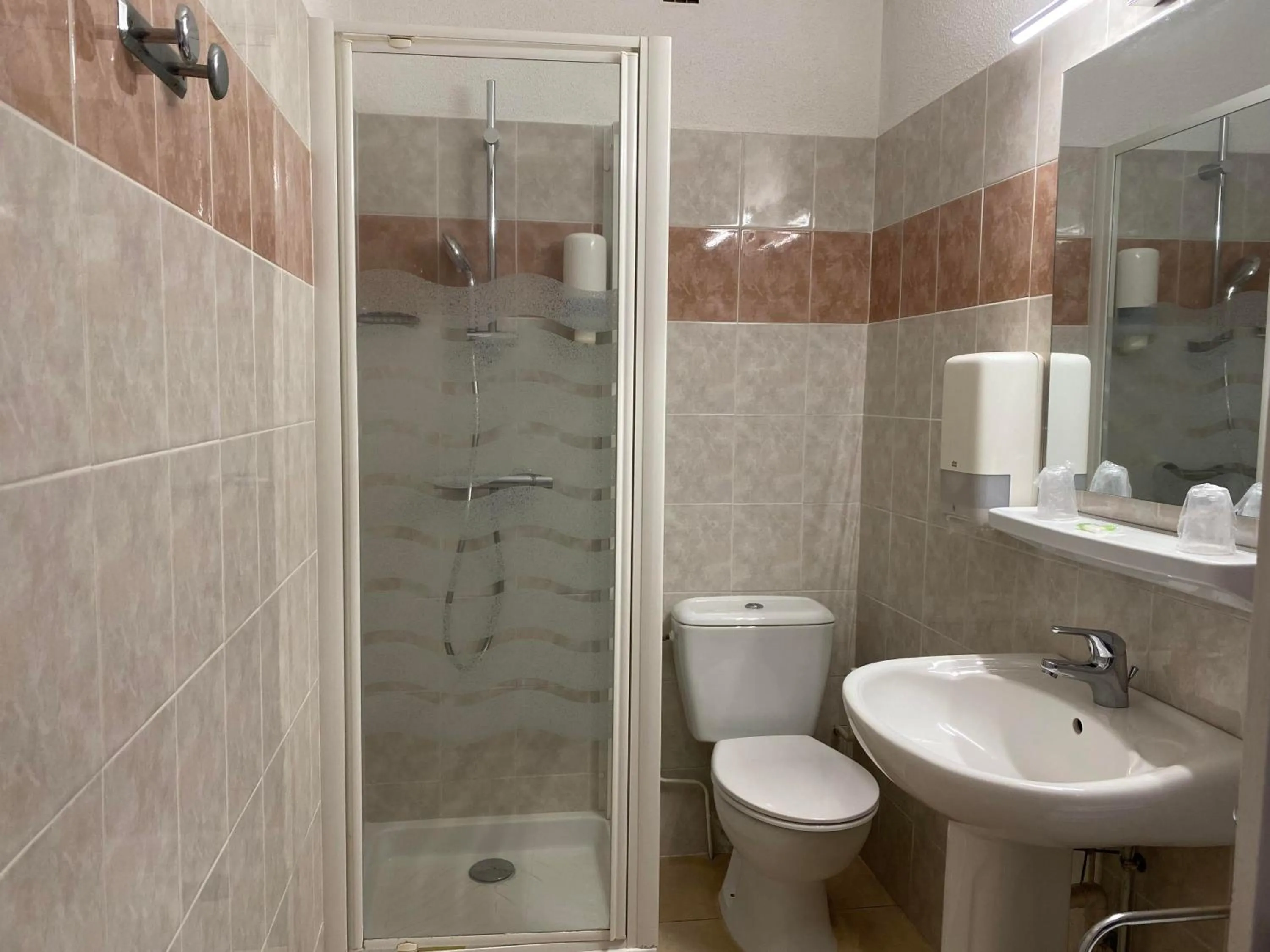 Shower in Hôtel Le Belvedere