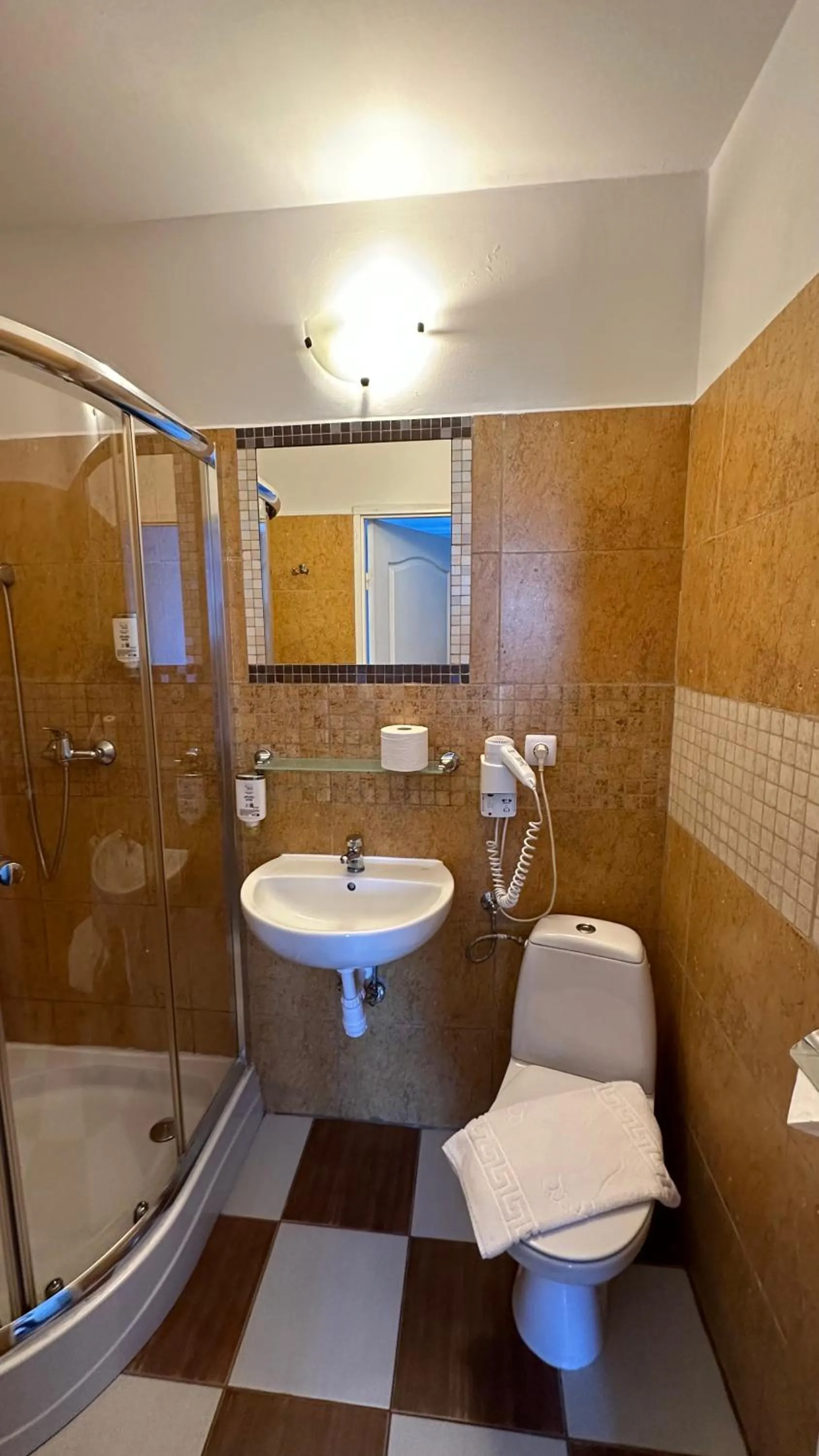 Shower in Lezzet PG B&B &TurkishRestaurant