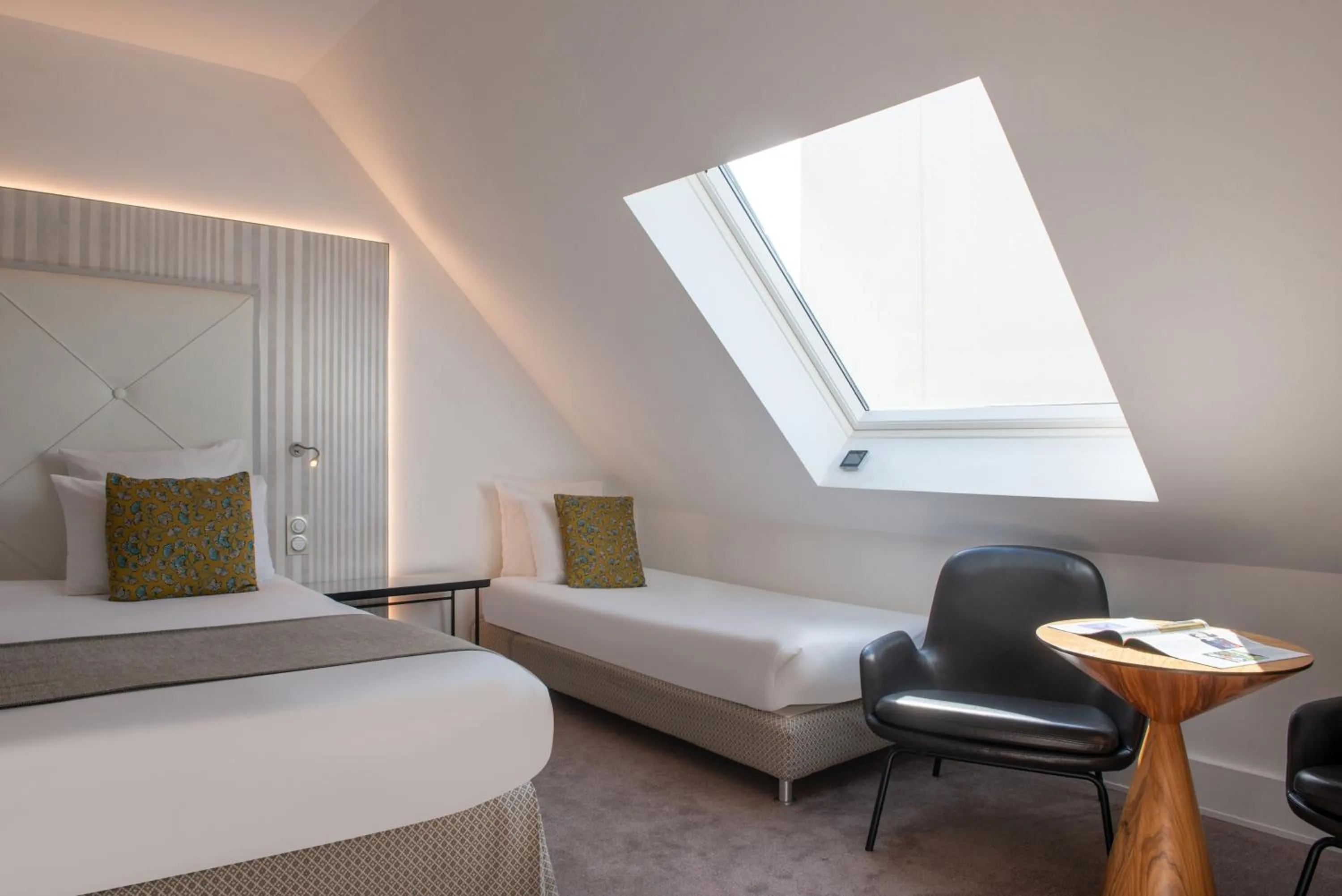 Bedroom, Bed in Le Parisis - Paris Tour Eiffel