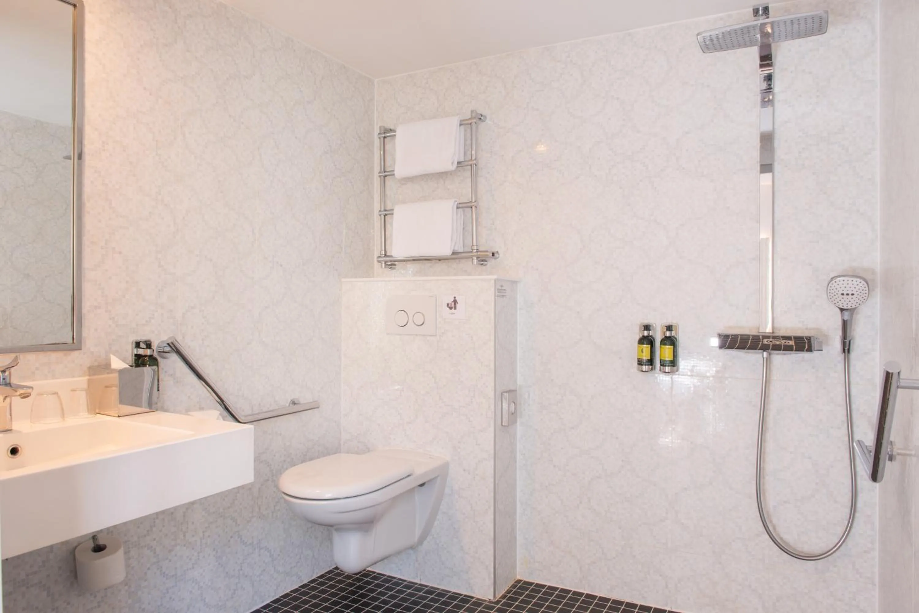 Shower in Le Parisis - Paris Tour Eiffel