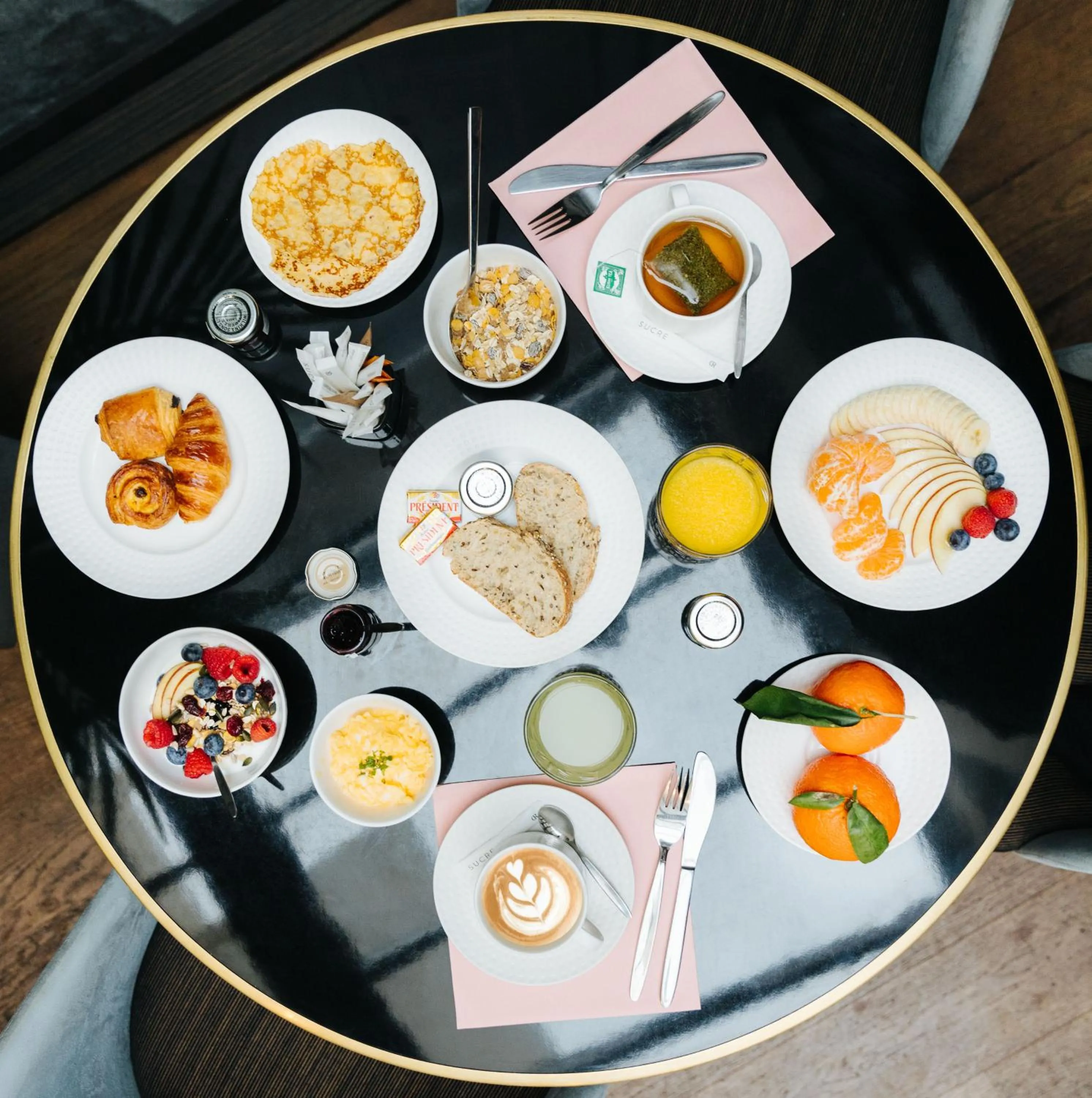 Breakfast in Le Parisis - Paris Tour Eiffel