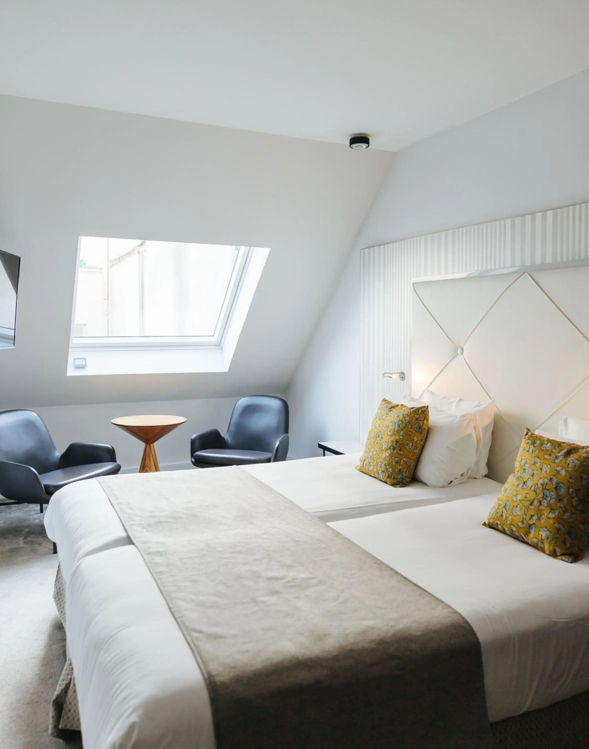 Bedroom, Bed in Le Parisis - Paris Tour Eiffel