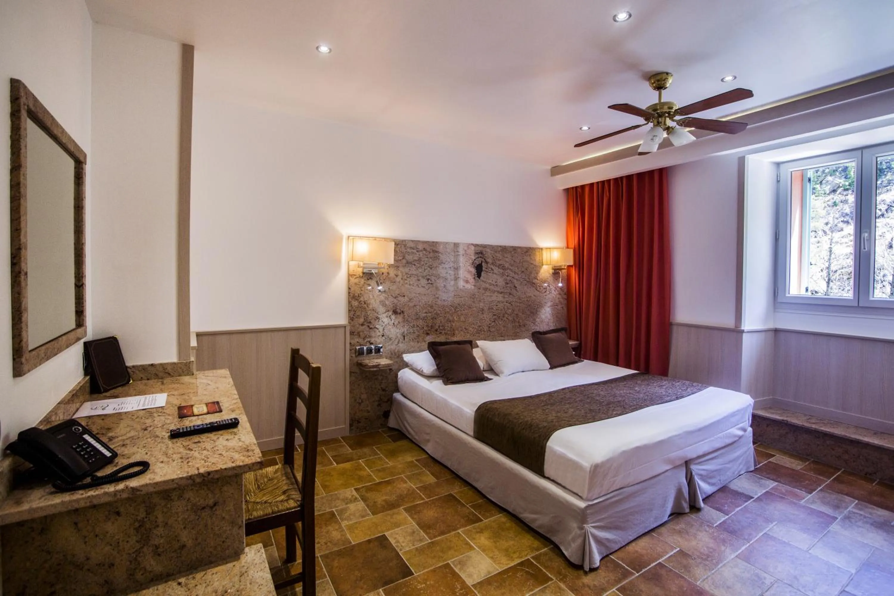 Photo of the whole room, Bed in Les Jardins De La Glacière