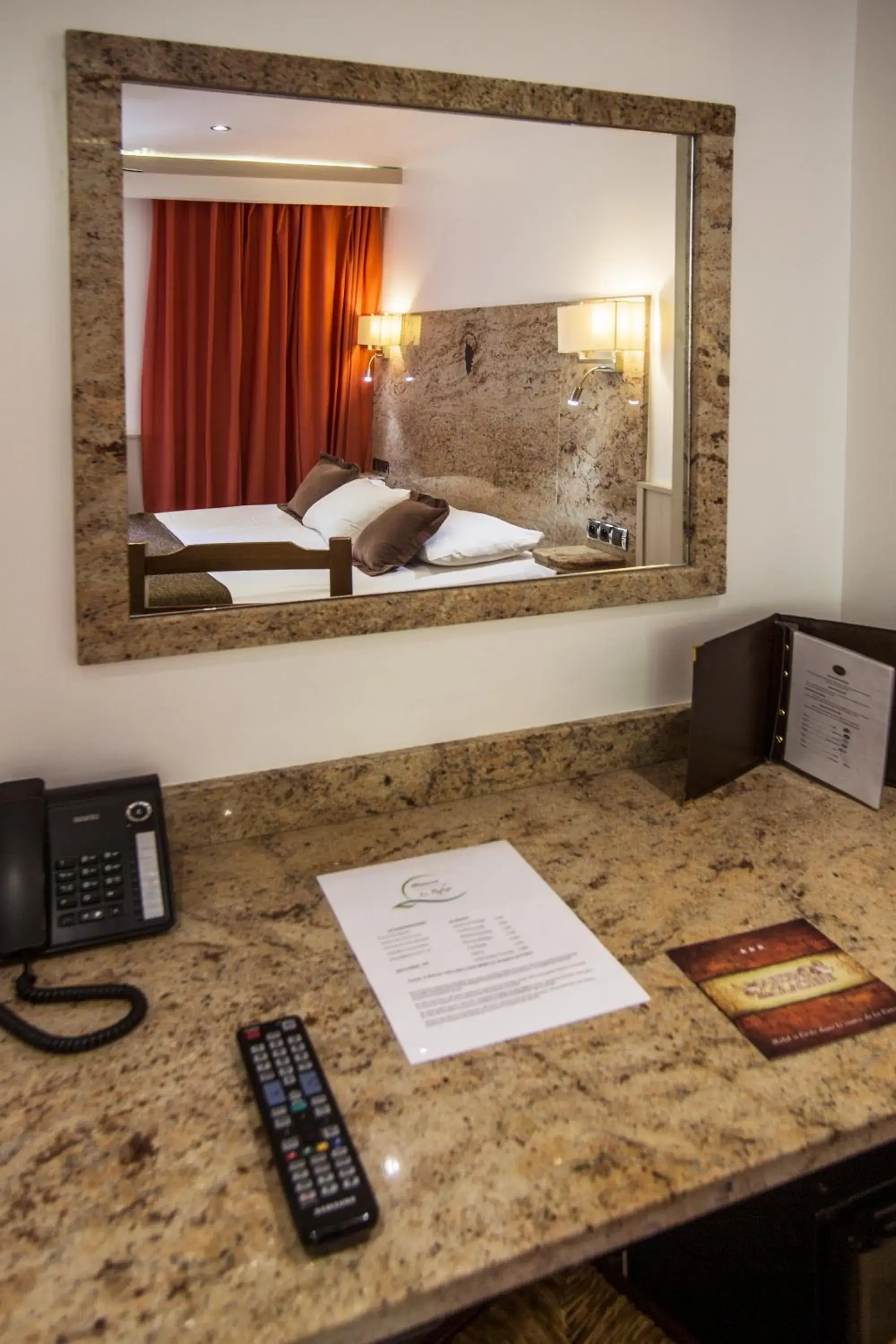 Double Room in Les Jardins De La Glacière Double Room in Les Jardins De La Glacière