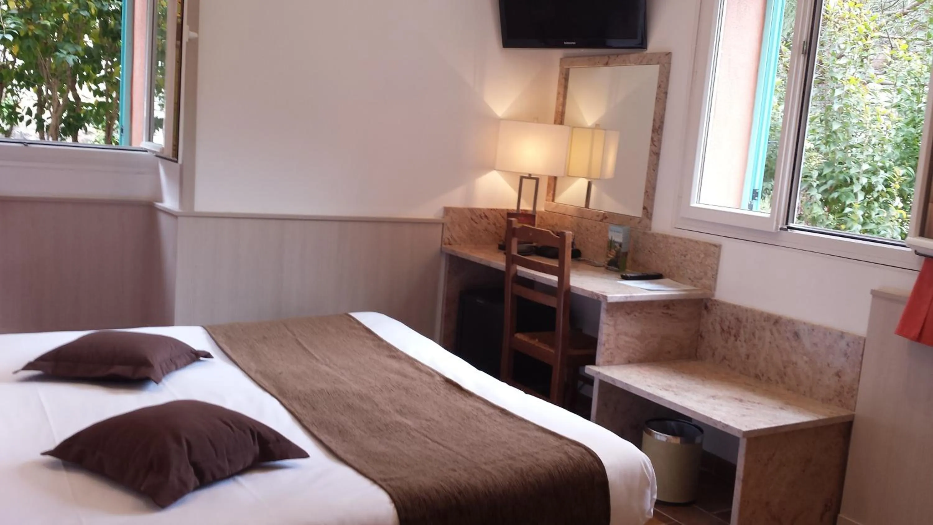 Bed in Les Jardins De La Glacière