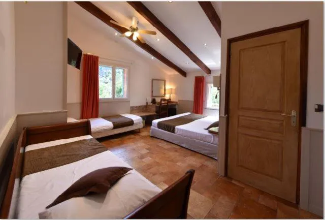 Bedroom, Bed in Les Jardins De La Glacière