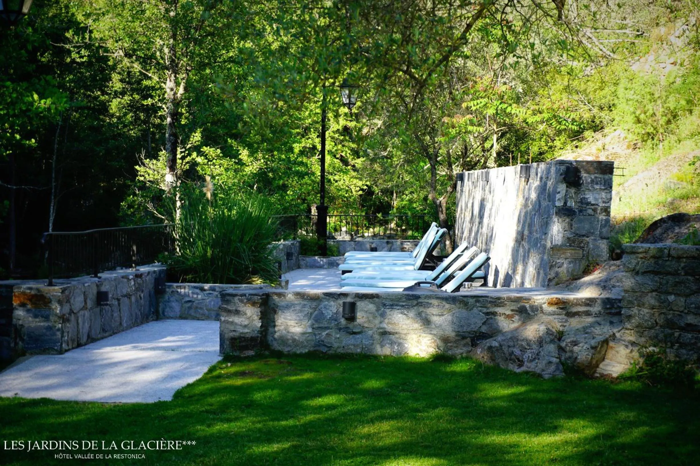 Patio in Les Jardins De La Glacière
