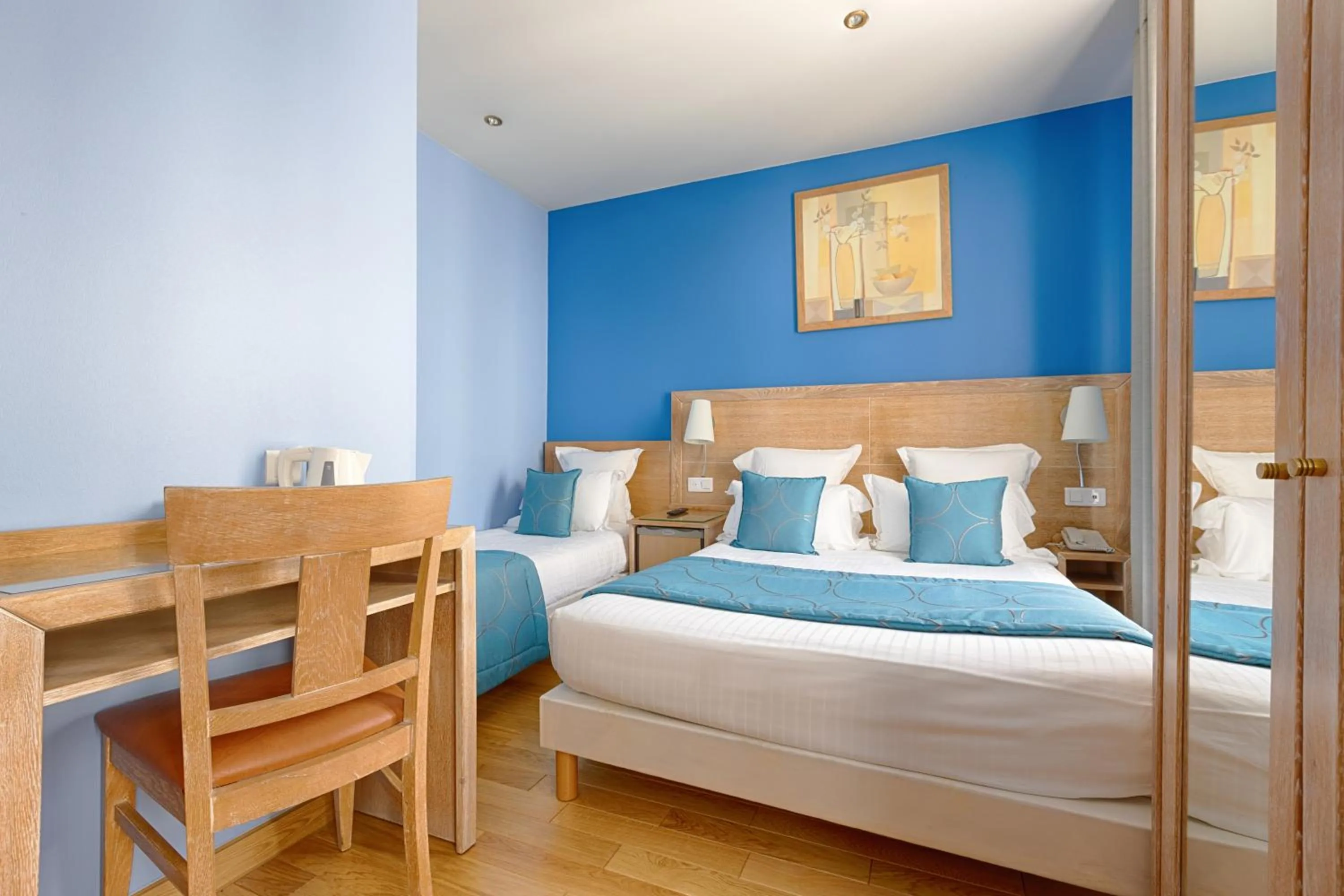 Photo of the whole room, Bed in Grand Hotel Dore