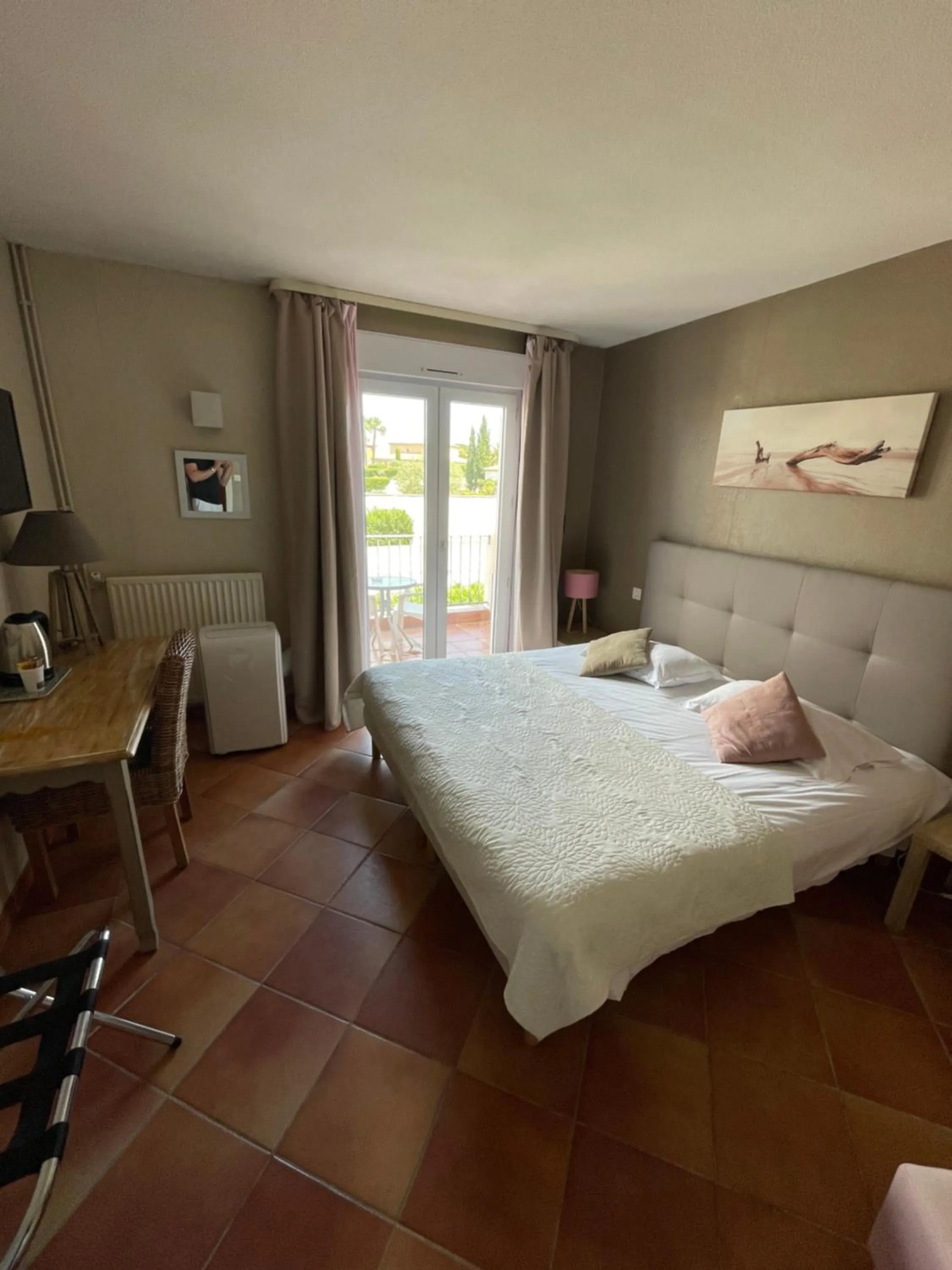 Bed in Hôtel Athéna