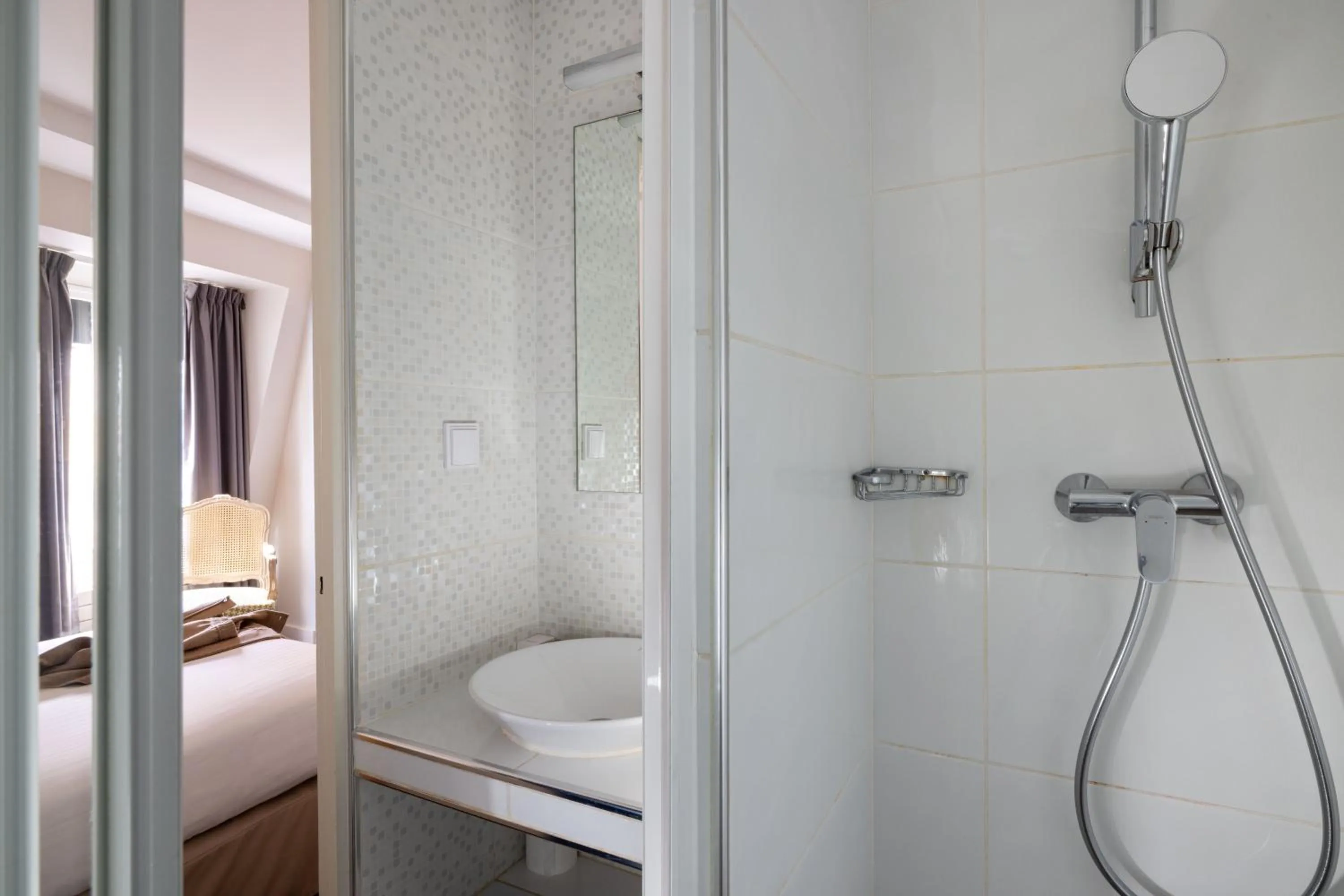 Bathroom, Bed in Villa des Ambassadeurs