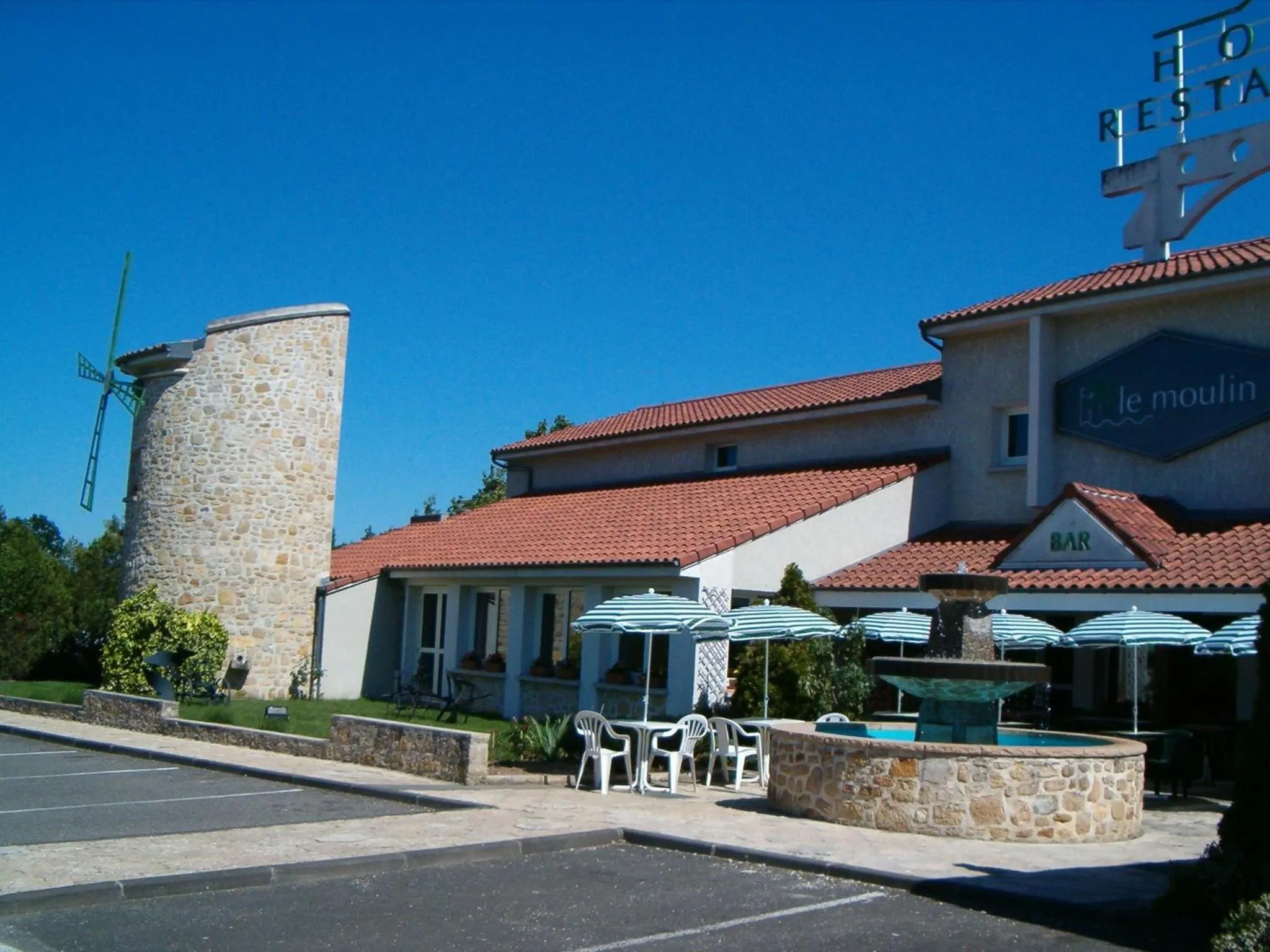 Property building in LOGIS Hôtel Le Moulin Des Gardelles