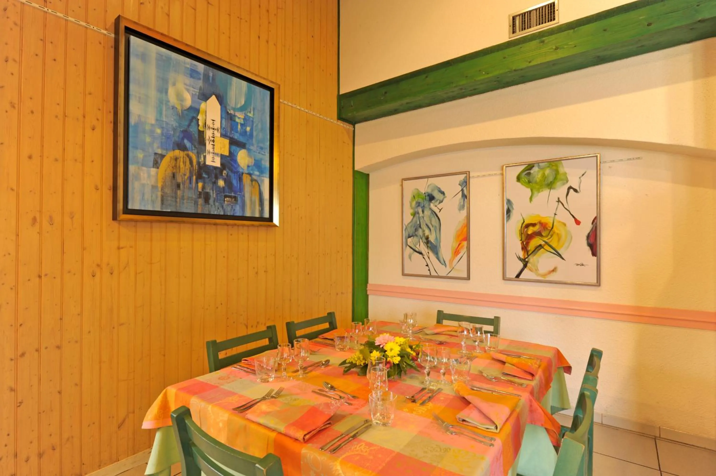 Restaurant/places to eat in LOGIS Hôtel Le Moulin Des Gardelles