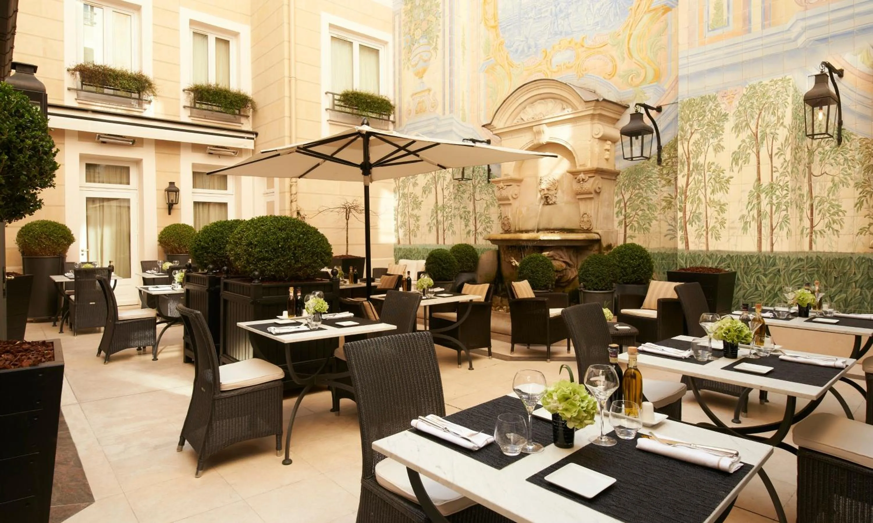 Inner courtyard view in Castille Paris – Starhotels Collezione