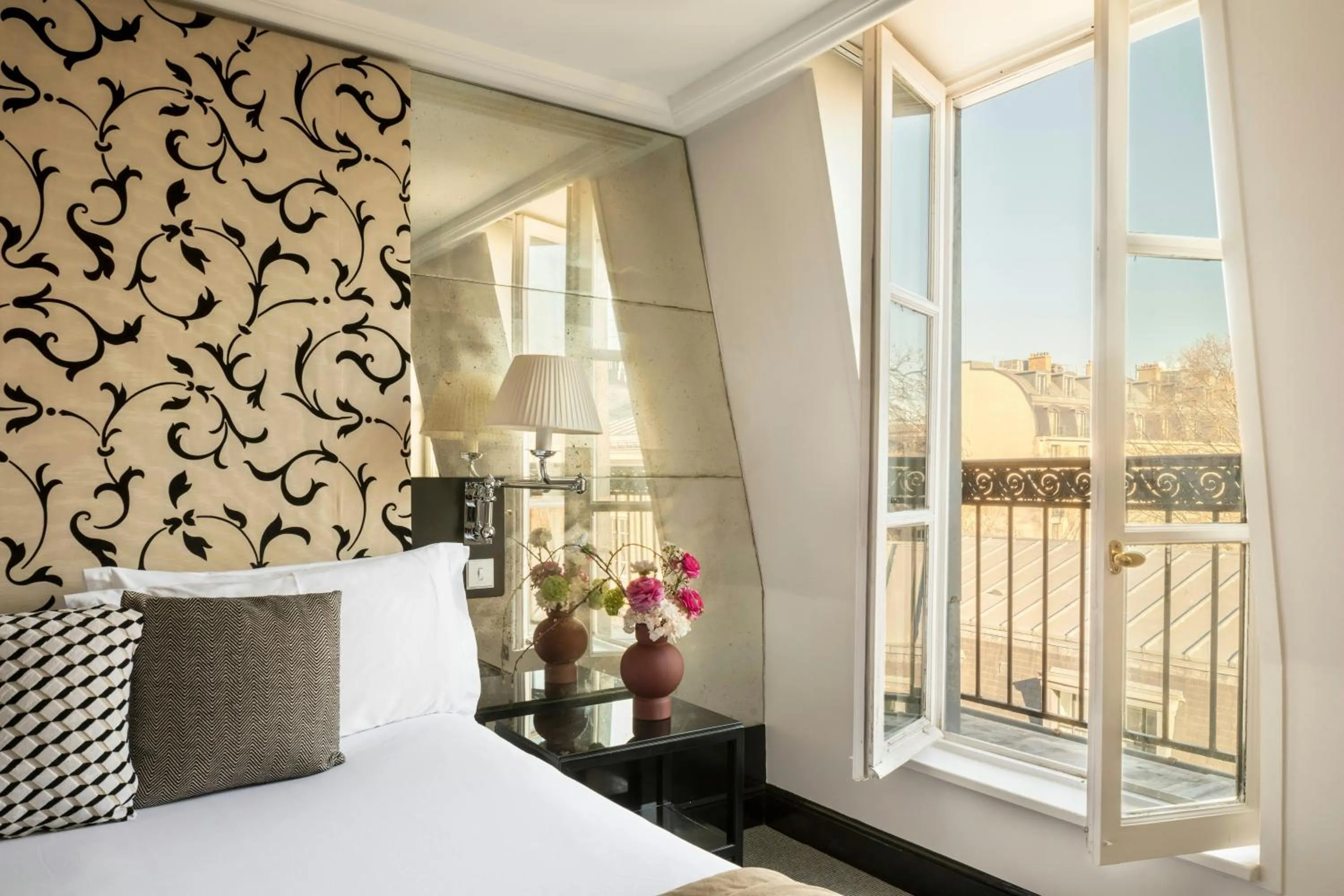 Photo of the whole room, Bed in Castille Paris – Starhotels Collezione