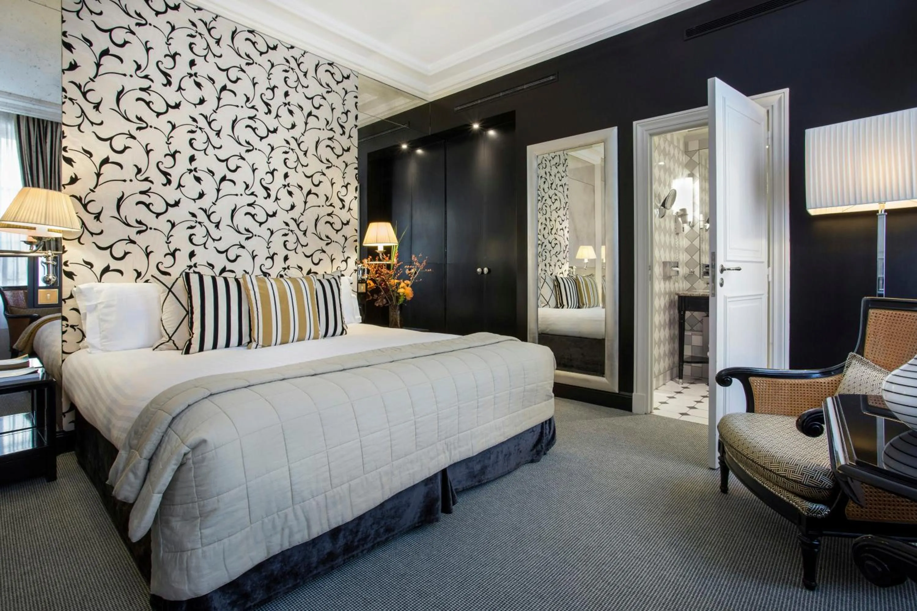 Photo of the whole room, Bed in Castille Paris – Starhotels Collezione