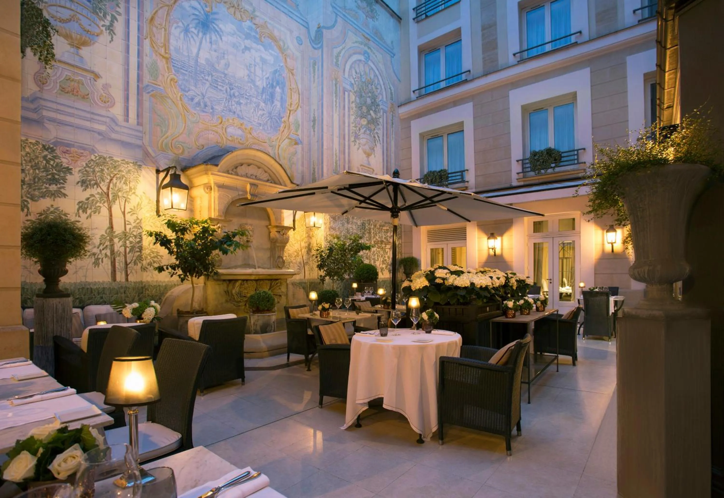 Inner courtyard view in Castille Paris – Starhotels Collezione