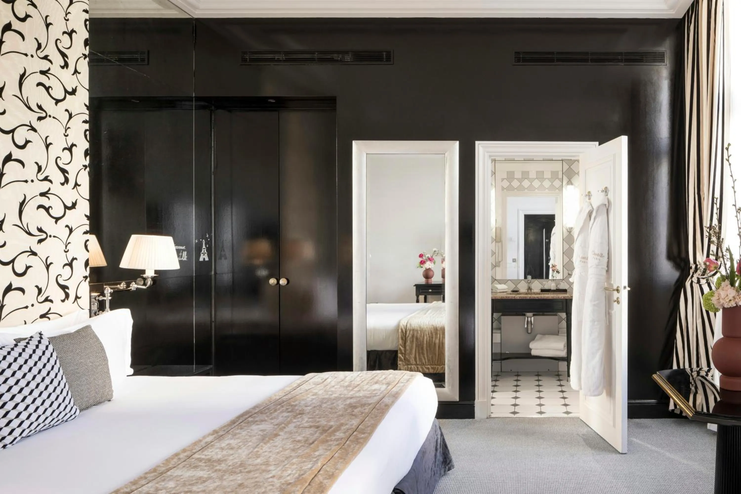 Photo of the whole room, Bed in Castille Paris – Starhotels Collezione