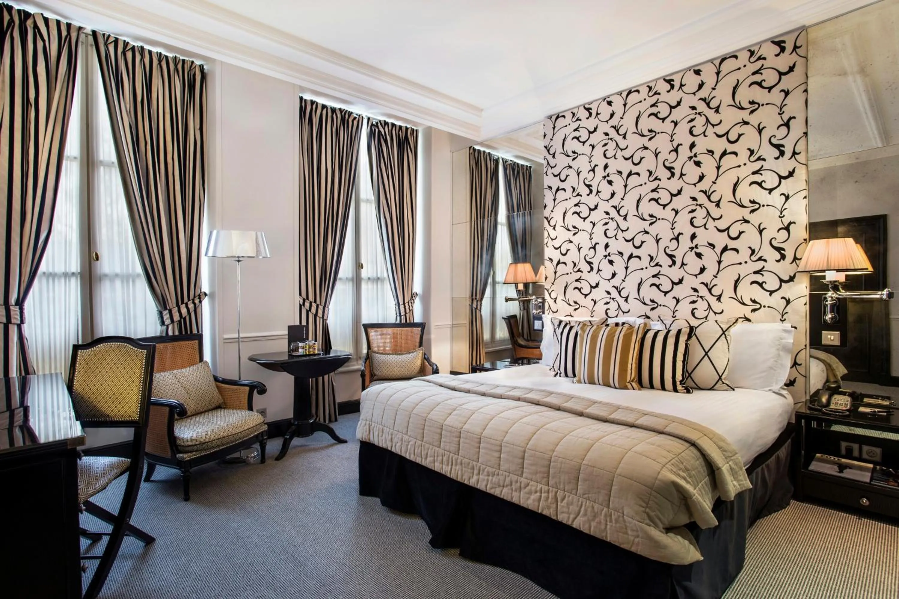 Photo of the whole room, Bed in Castille Paris – Starhotels Collezione