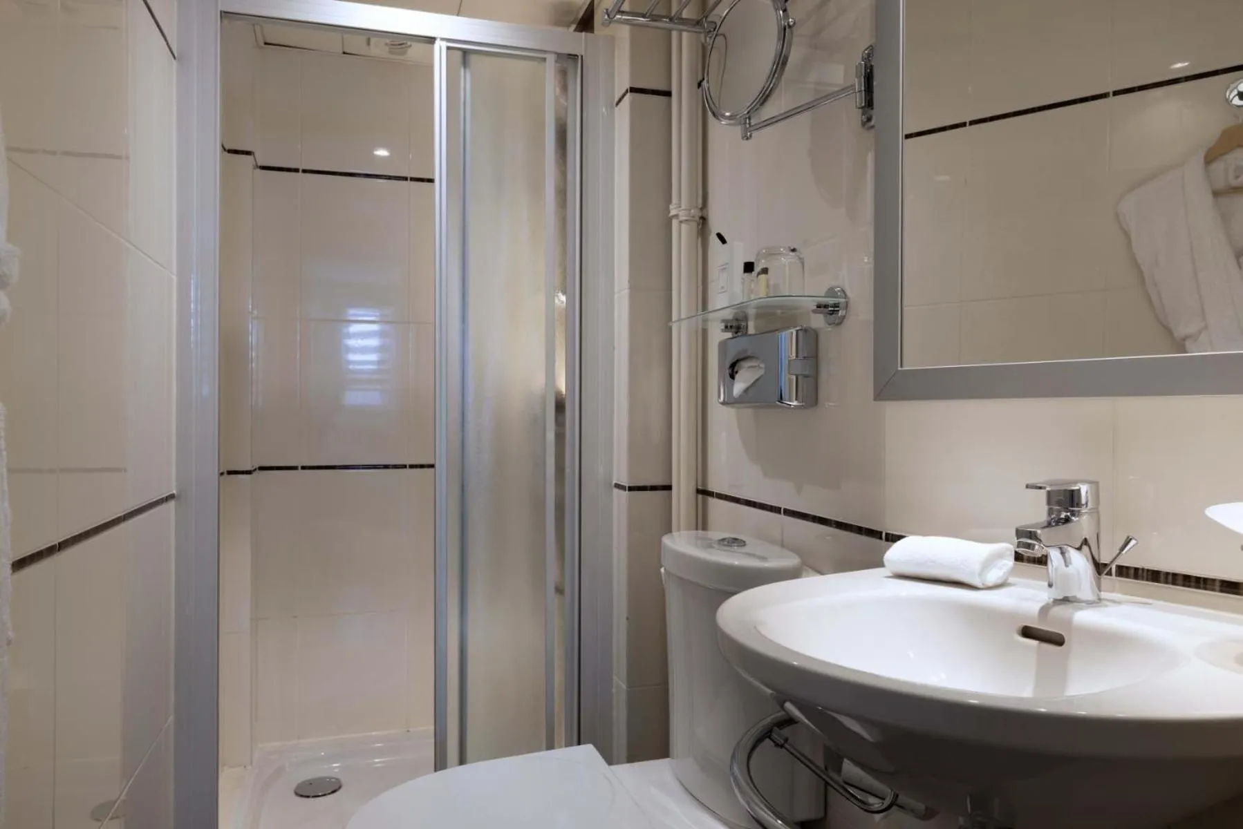 Bathroom in Hotel Elysées Bassano