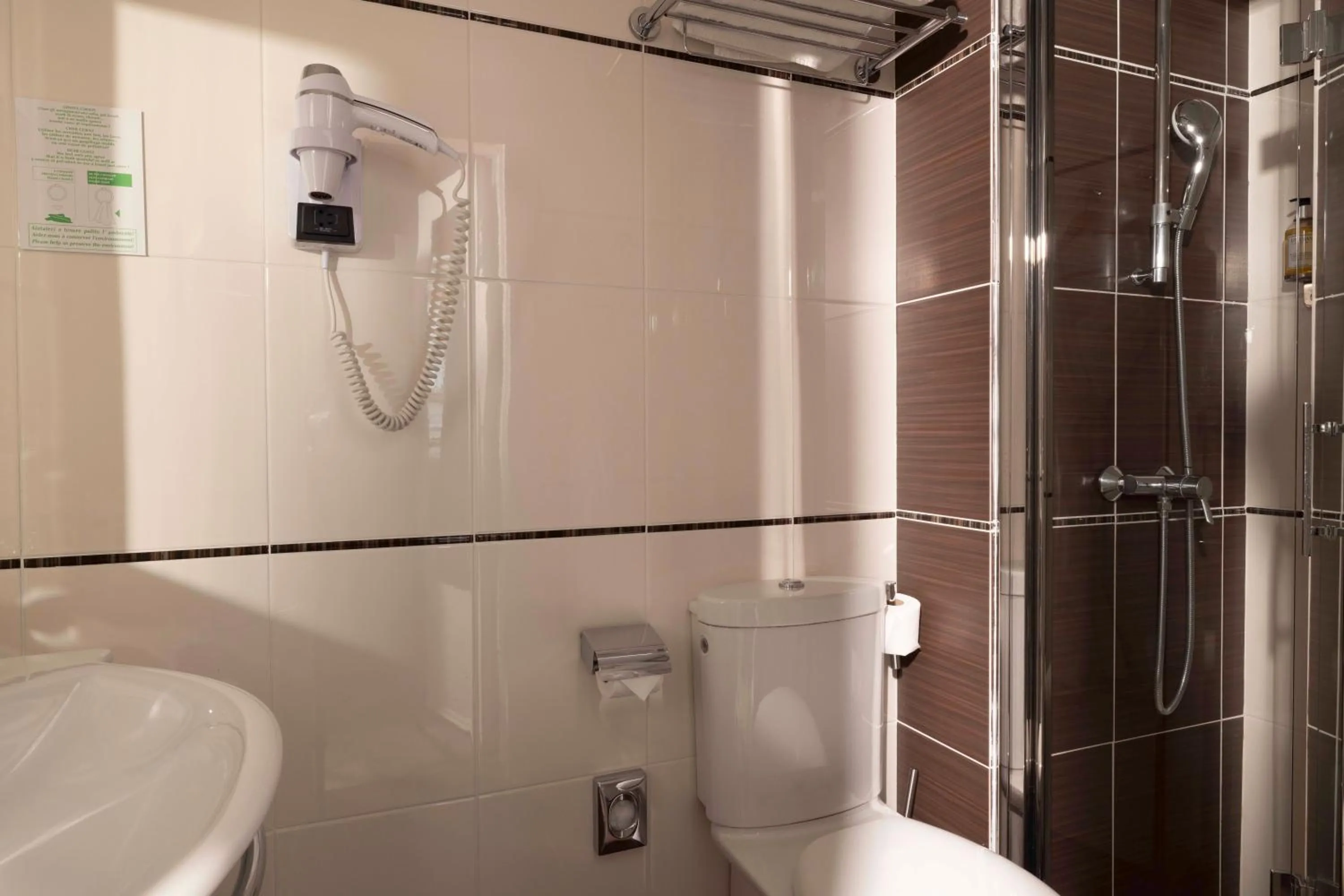 Shower in Hotel Elysées Bassano