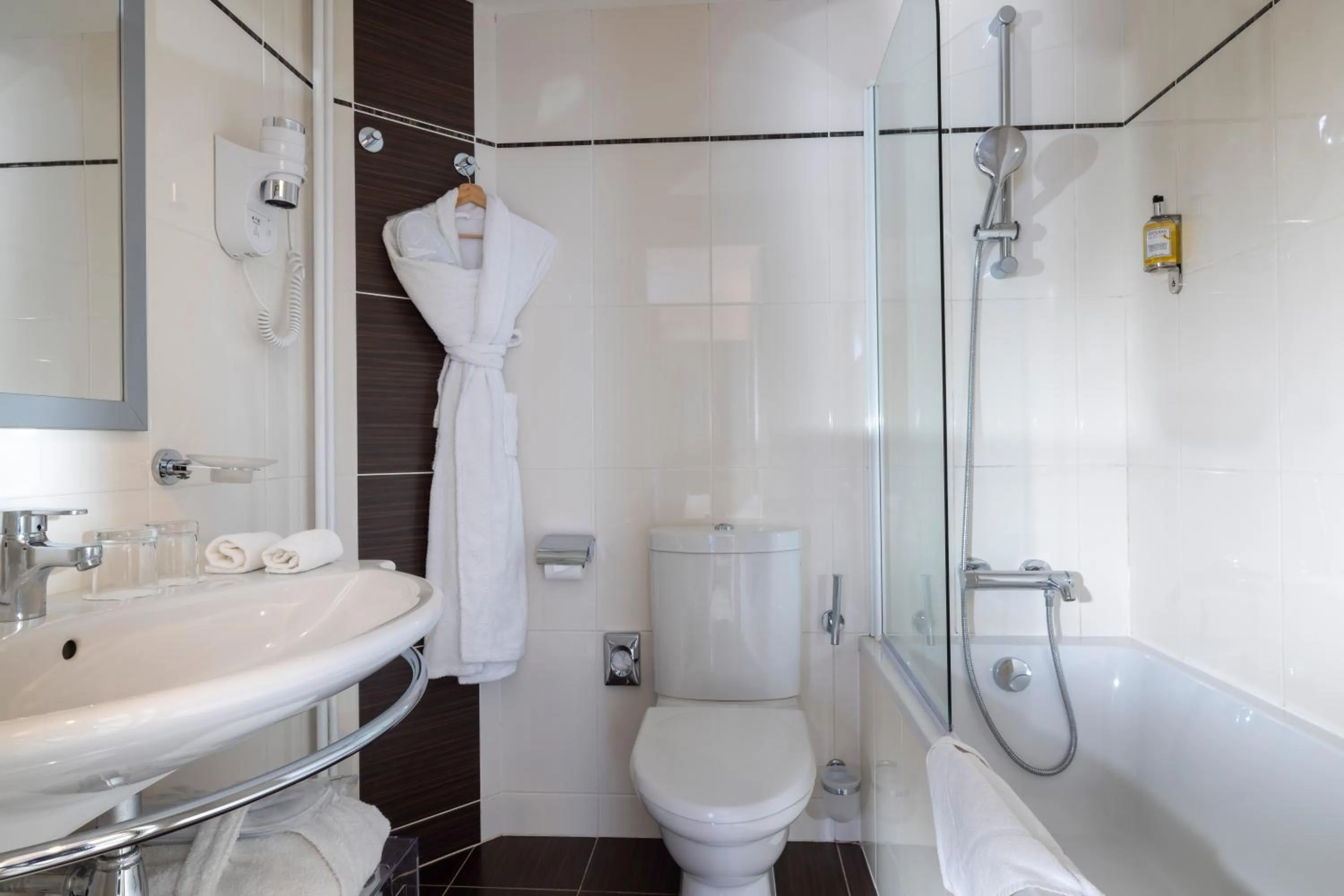 Toilet in Hotel Elysées Bassano