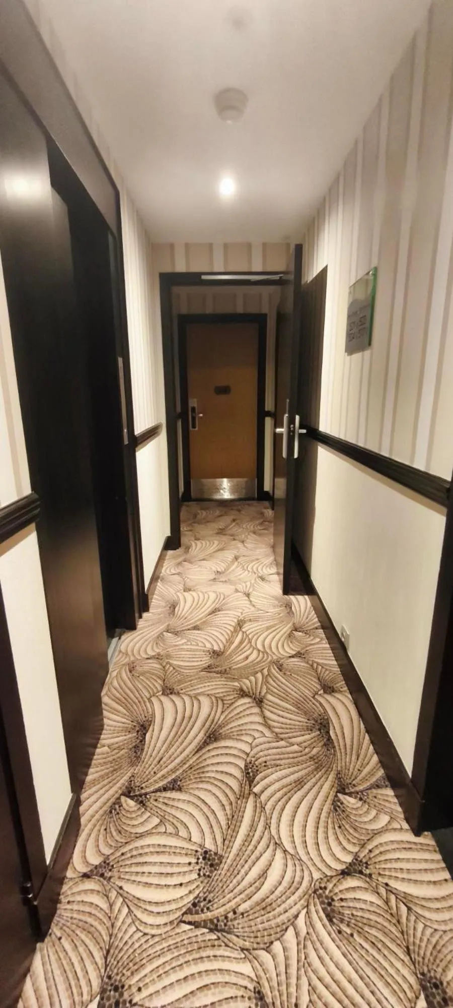 Property building, Bed in Hotel Elysées Bassano