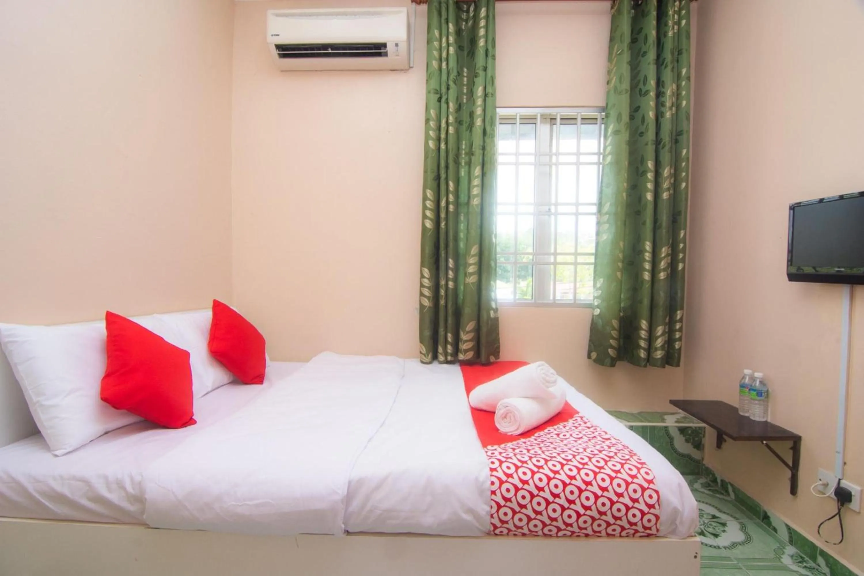 View (from property/room), Bed in Hotel O Hajah Rohayah