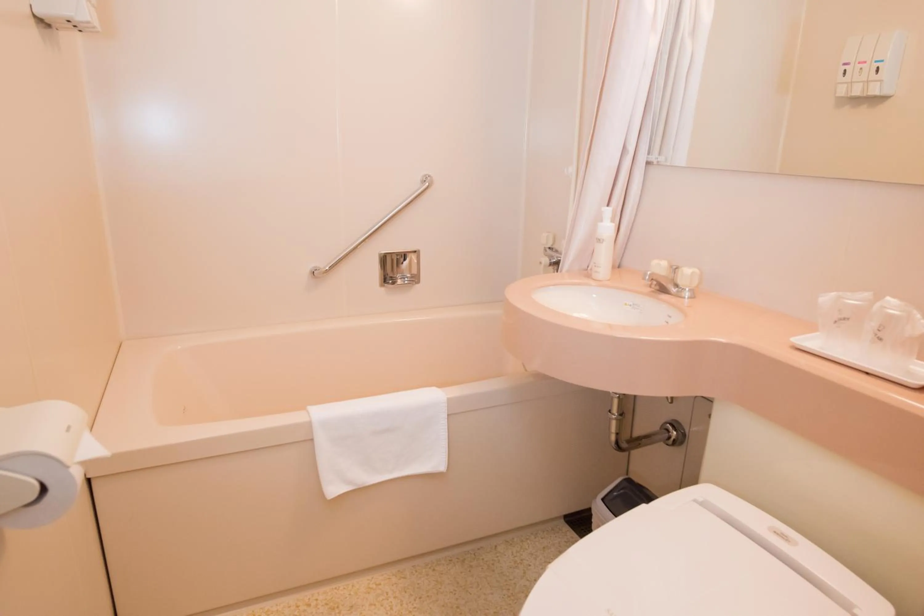 Shower in Crown Hotel Okinawa