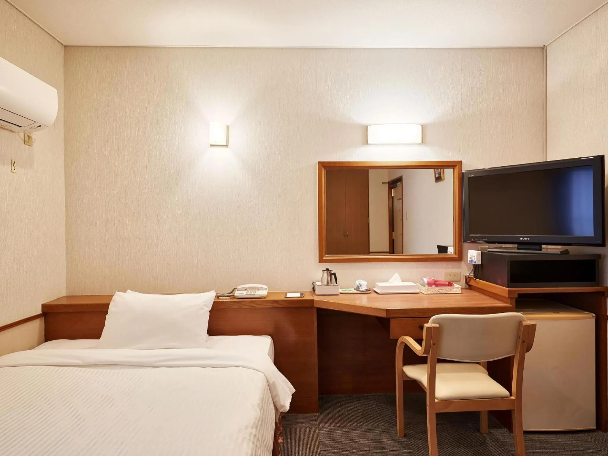TV and multimedia, Bed in Crown Hotel Okinawa