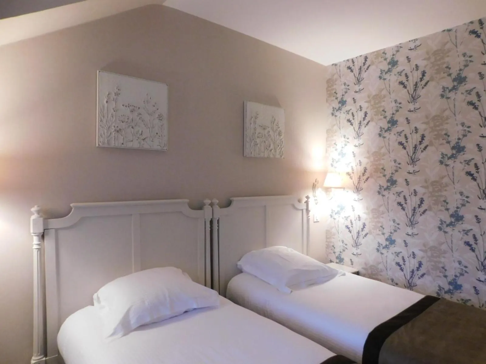 Bed in Logis Hotel Villa Marjane