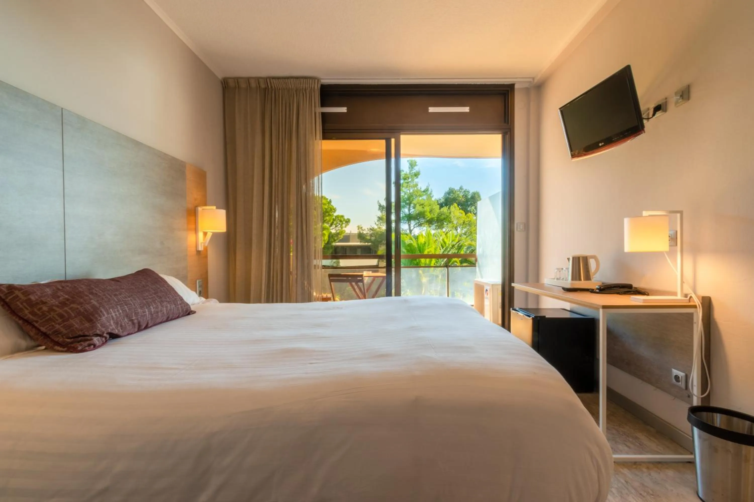 Photo of the whole room, Bed in Hôtel Bahia