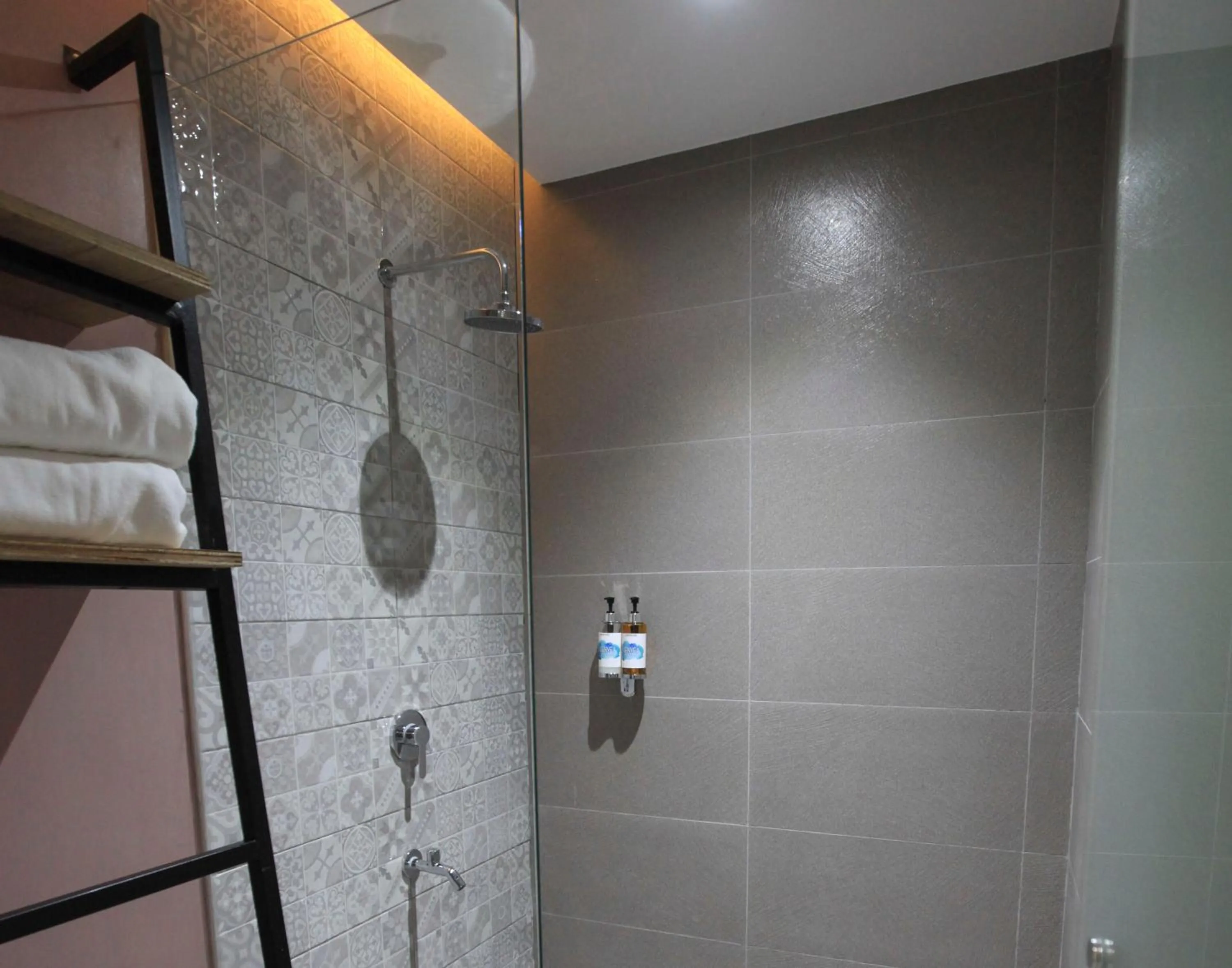 Shower in Zenvea Hotel