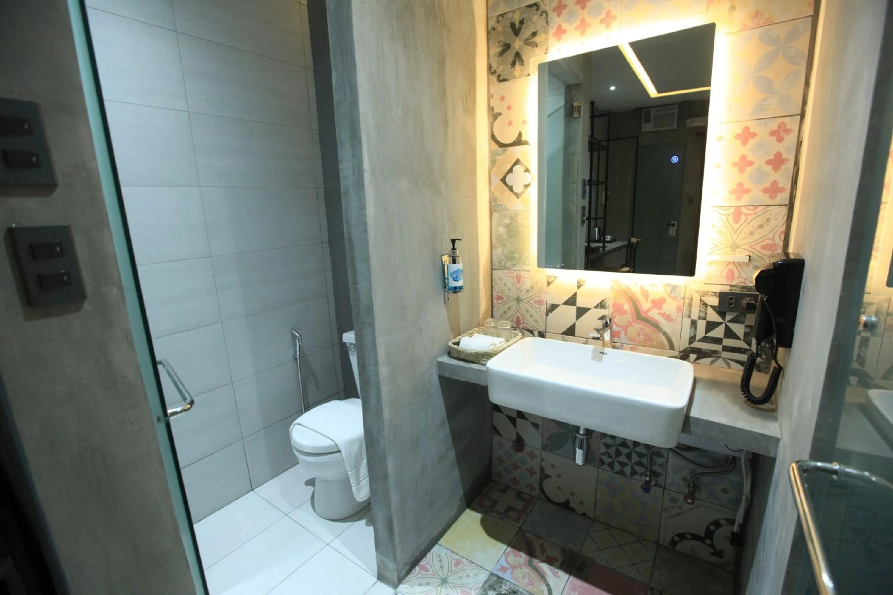 Toilet in Zenvea Hotel