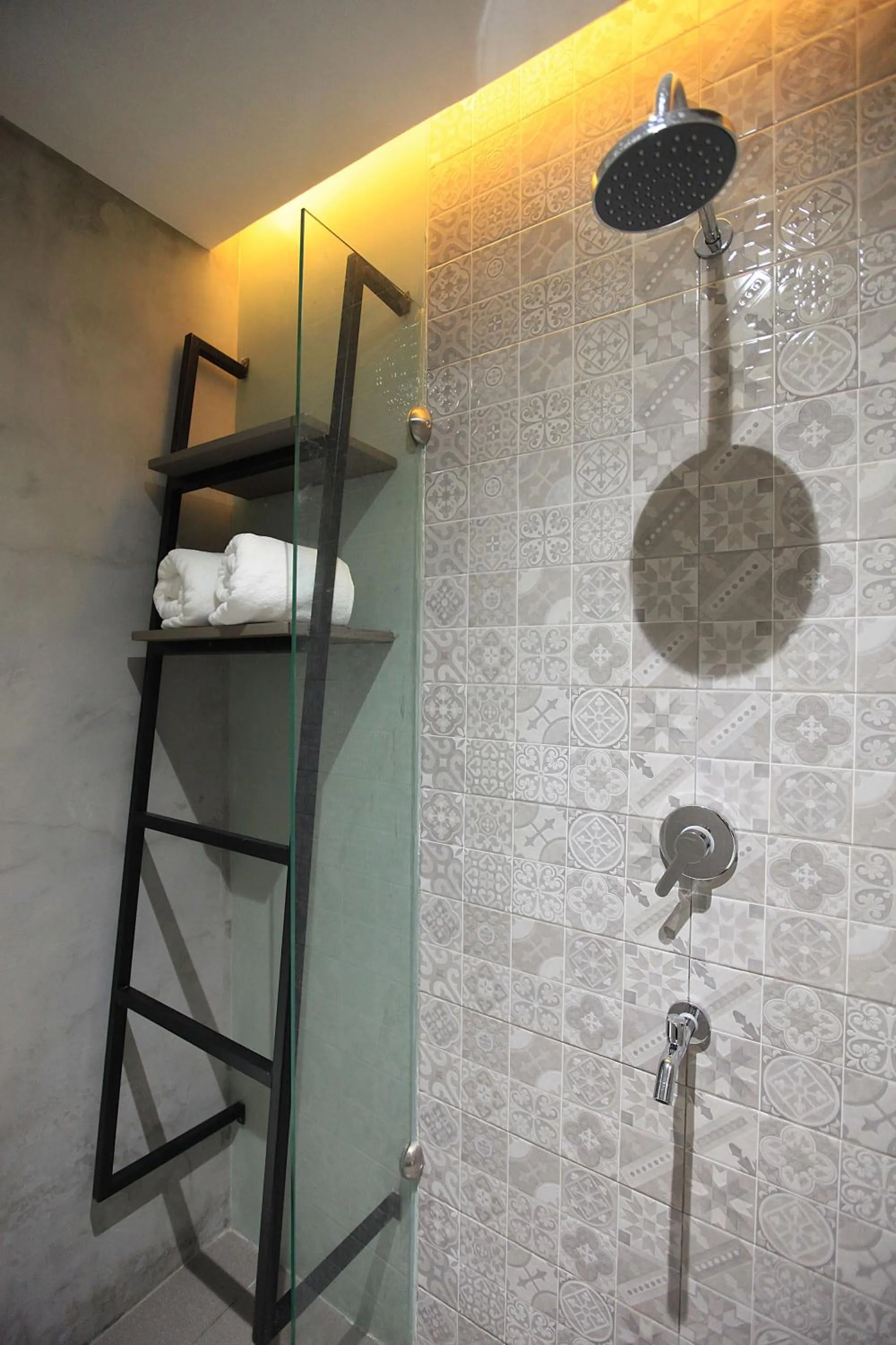 Shower in Zenvea Hotel