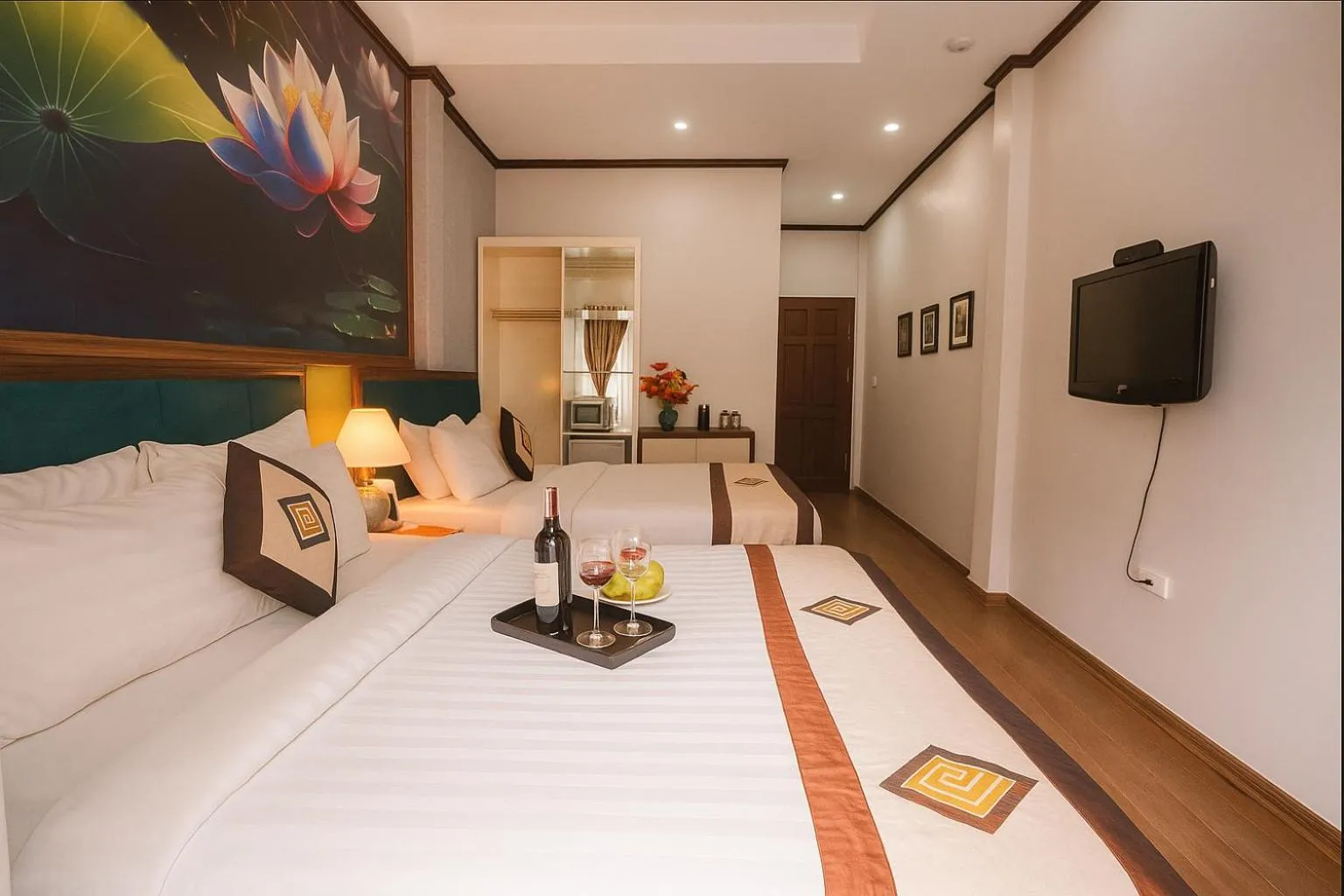 Communal lounge/ TV room, Bed in Hanoi Sena Hotel & Travel
