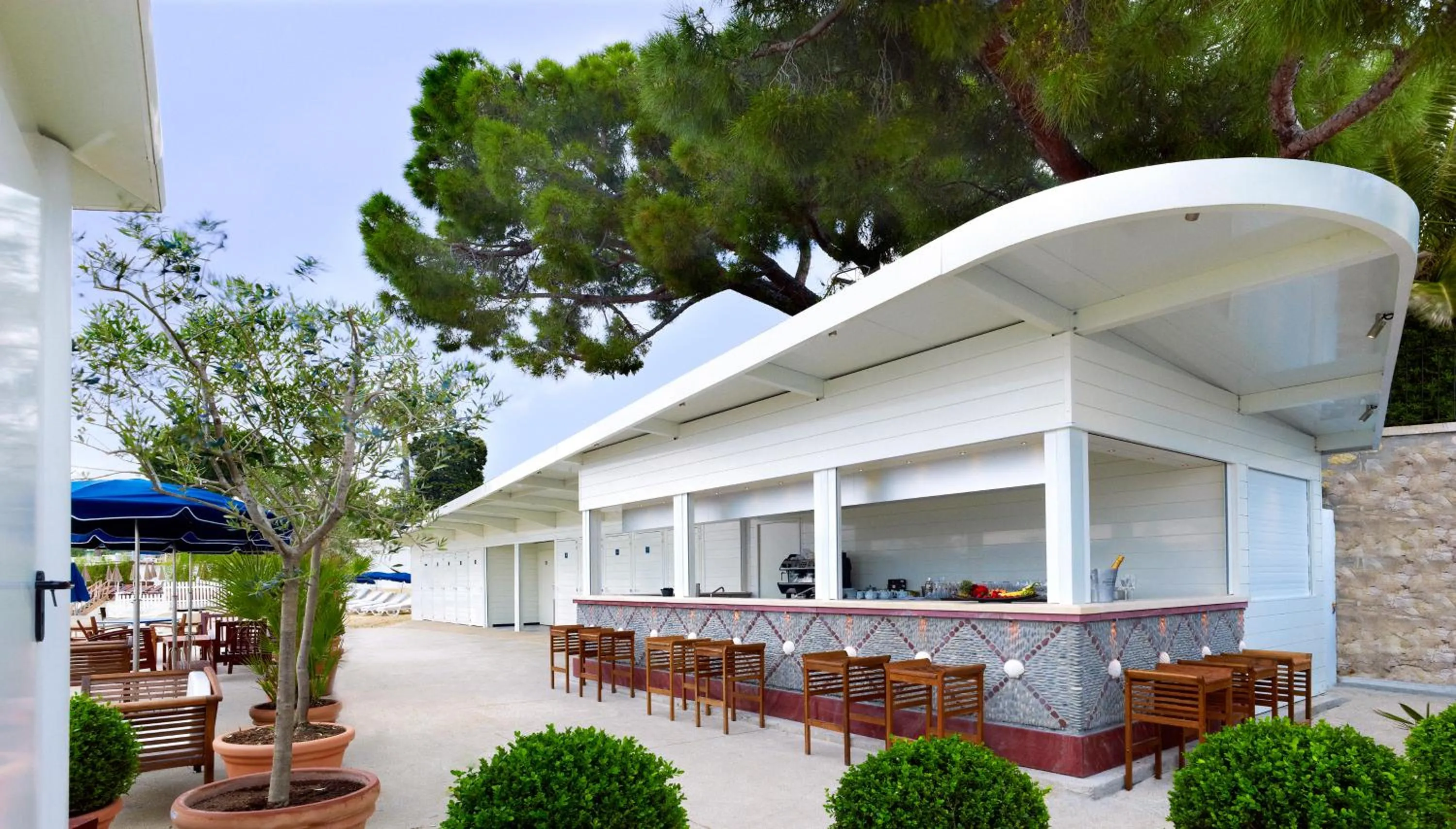 Lounge or bar in Hôtel Belles Rives