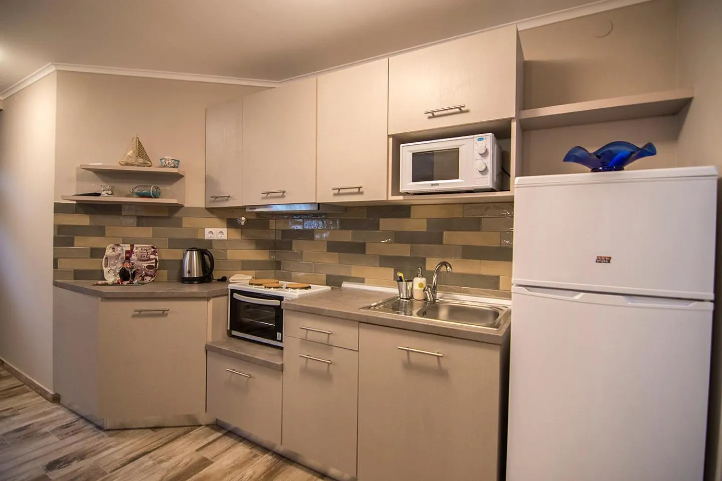 Kitchen or kitchenette in Amaranti Luxury Apartments